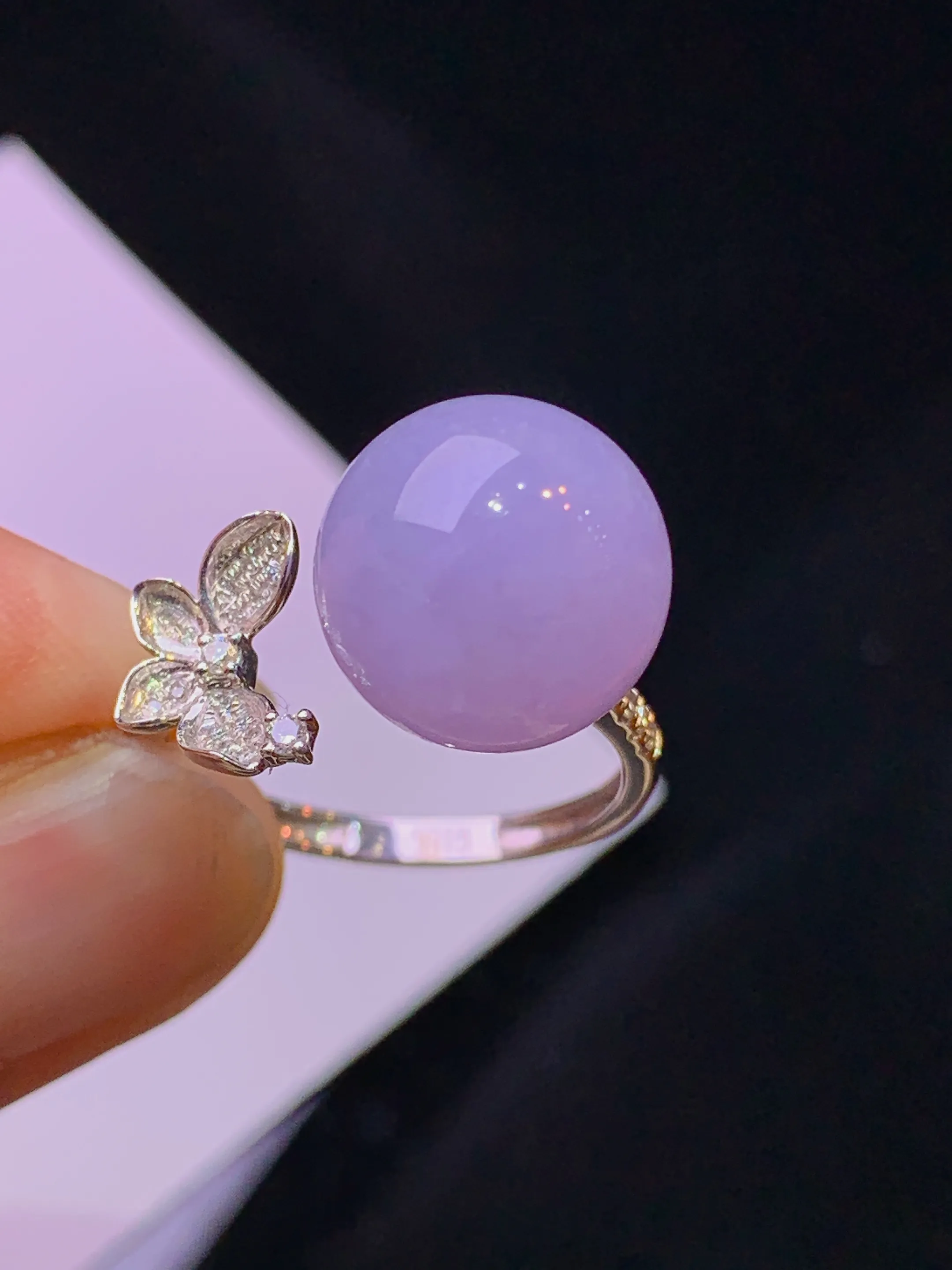 18k金钻镶嵌紫罗兰圆珠戒指 玉质细腻 色泽艳丽清新 圈口14.5 整体尺寸11.8