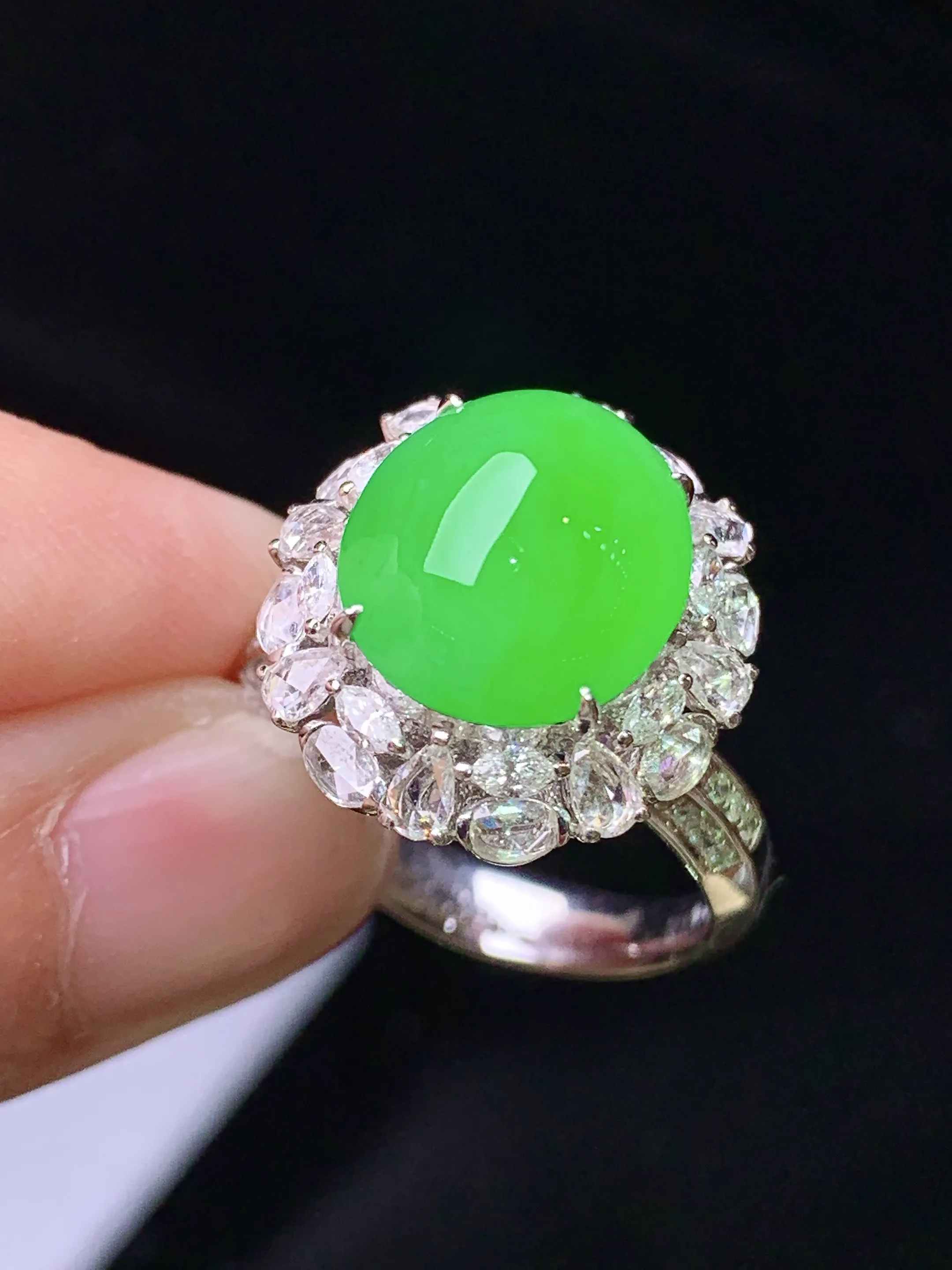 18k金钻镶嵌满绿蛋面戒指 玉质细腻 色泽艳丽清新 圈口14 整体尺寸17.2*16.1*13