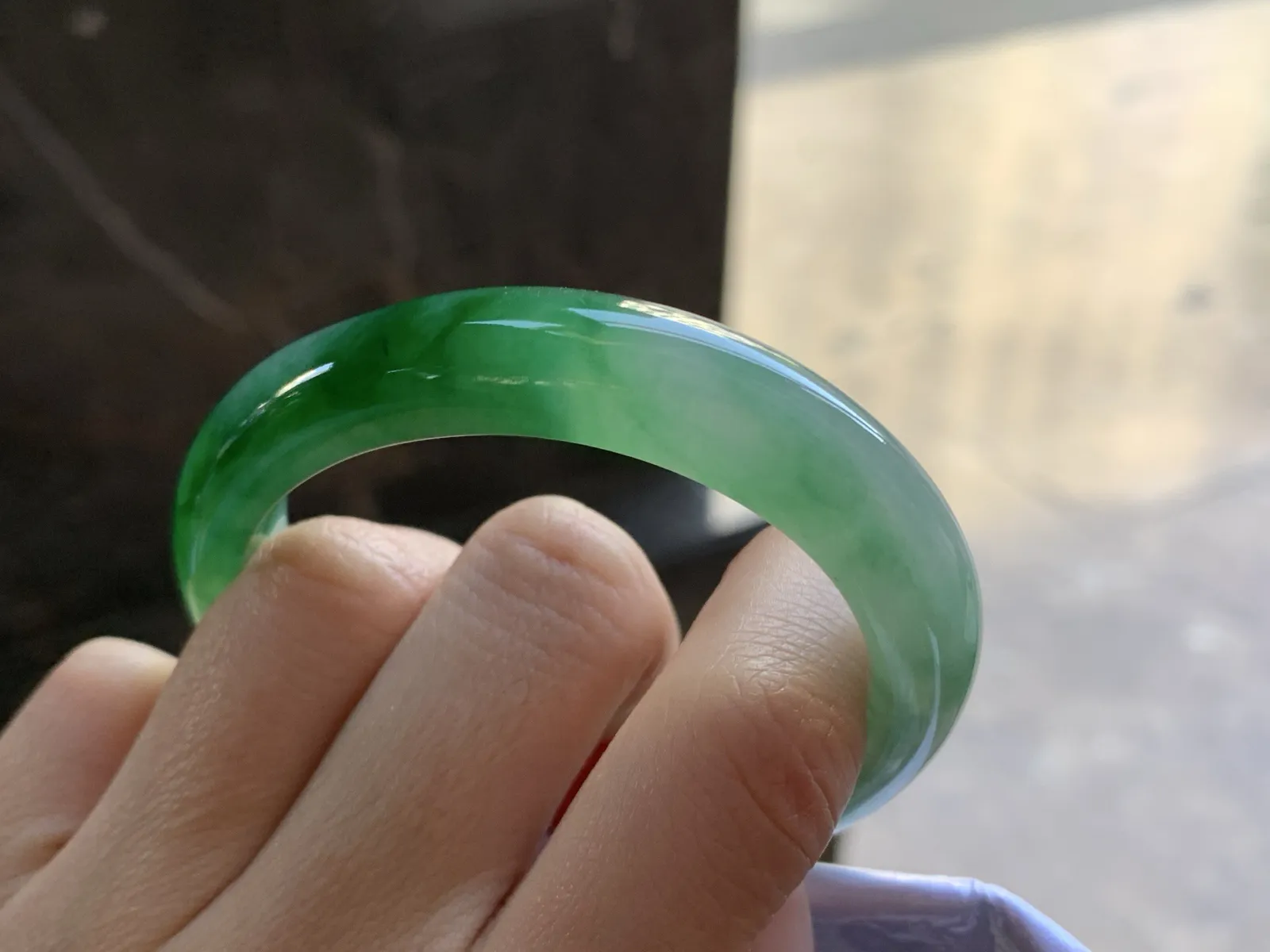 53-11.5-8

辣绿色贵妃手镯^_^浓郁 鲜艳 正圈51可以带