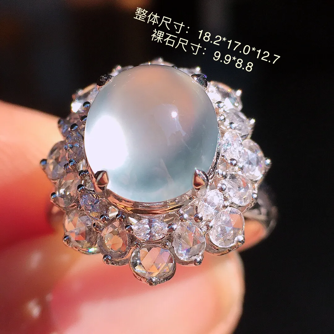 玻璃种蛋面戒指，玉质细腻，荧光感超
强，饱满圆润，尽显优雅气质，18k
金豪华镶嵌