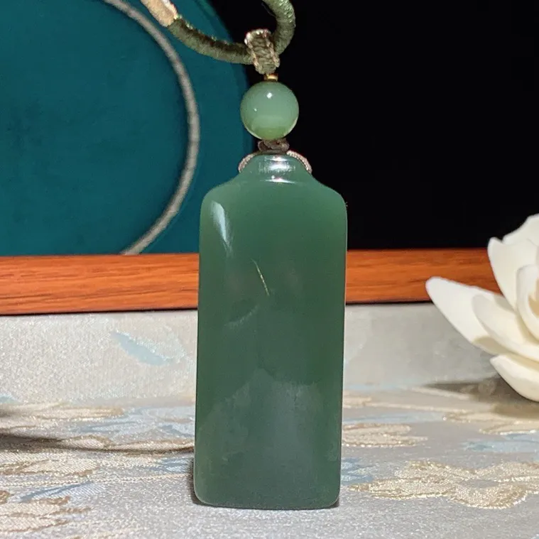 和田玉鸭蛋青俄罗斯碧玉平安无事牌挂件 尺寸47/20/15重33克。无裂无杂无结构 玉质细腻油润。手推出油品相大气。250109