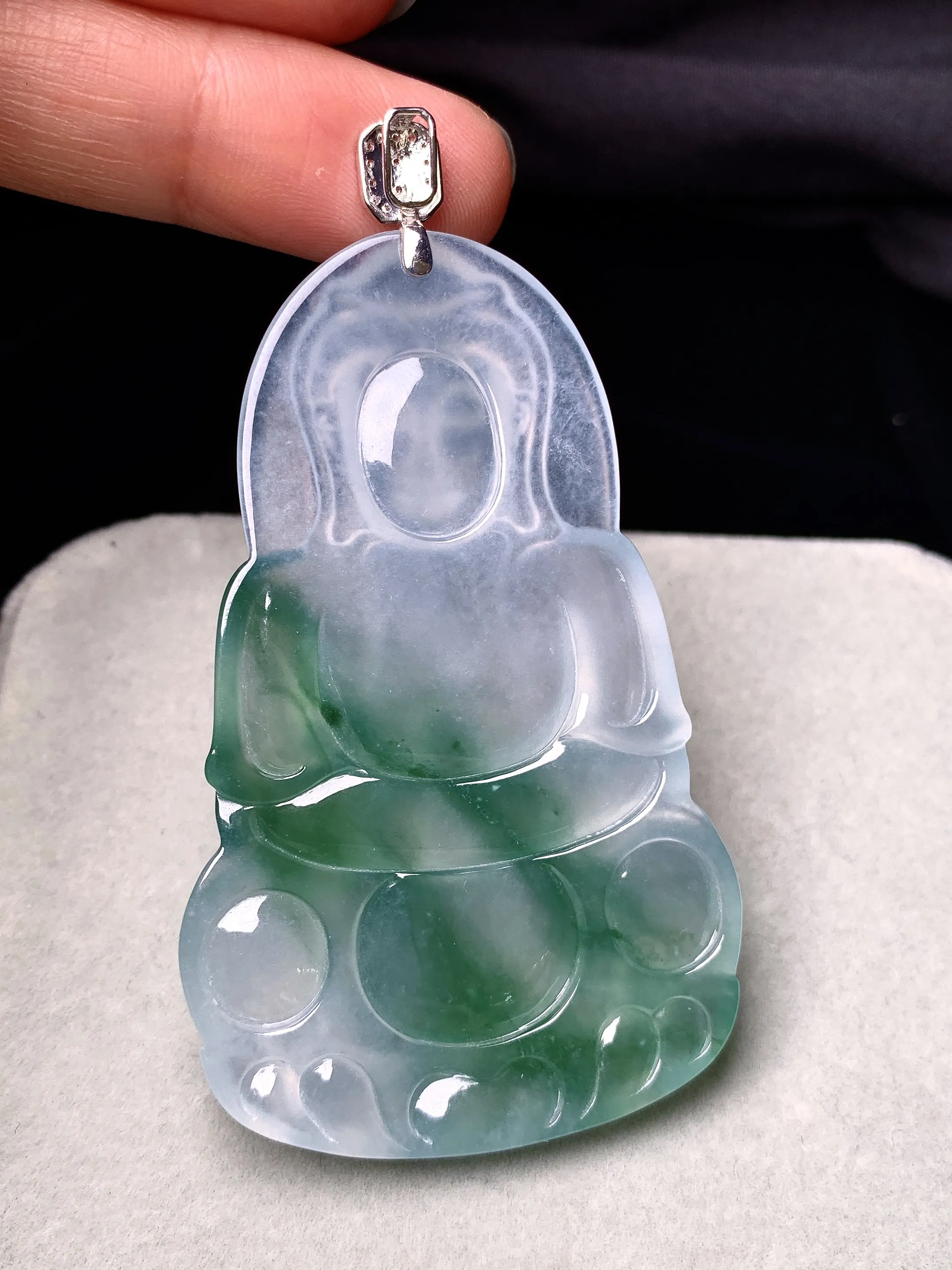 18k金钻镶嵌飘绿观音菩萨吊坠 玉质细腻 色泽艳丽清新 整体尺寸71.5*39*5.7