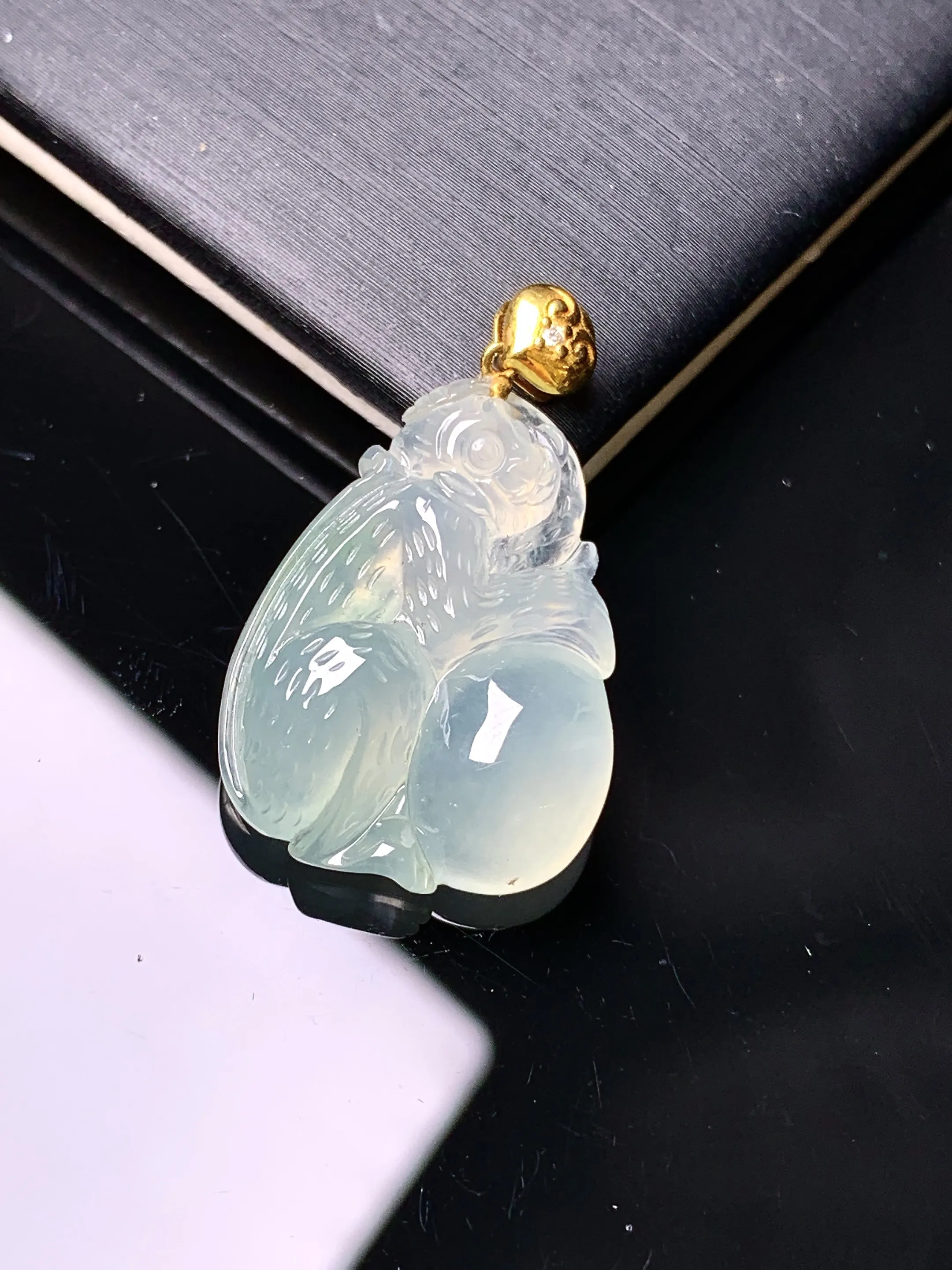 18k金镶嵌冰种灵猴献寿吊坠 玉质细腻 色泽艳丽清新 整体尺寸28*17*5.8