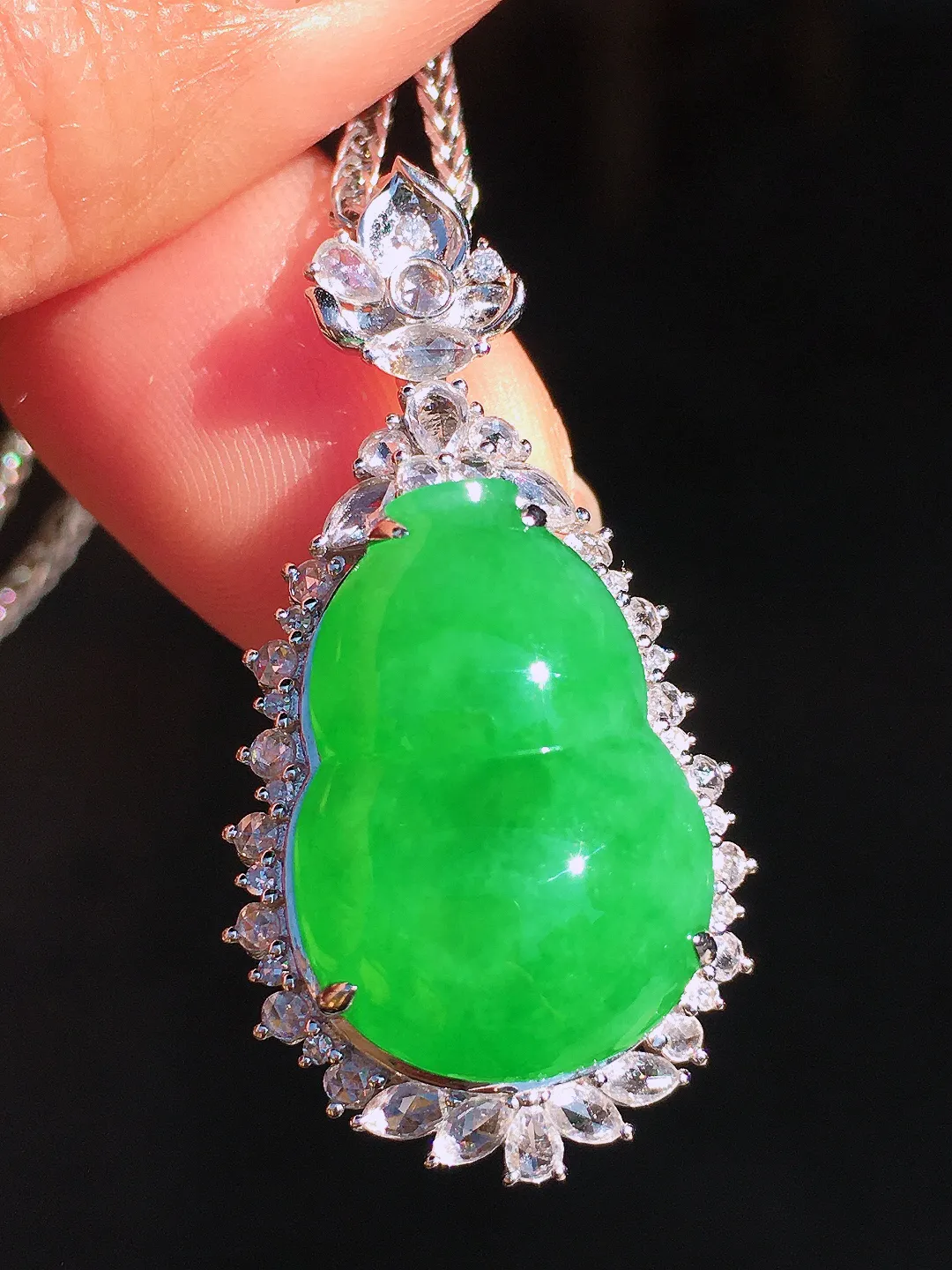 阳绿葫芦吊坠，色泽均匀艳丽，玉质细腻，荧光感超
强，饱满圆润，尽显优雅气质，18k
金豪华镶嵌