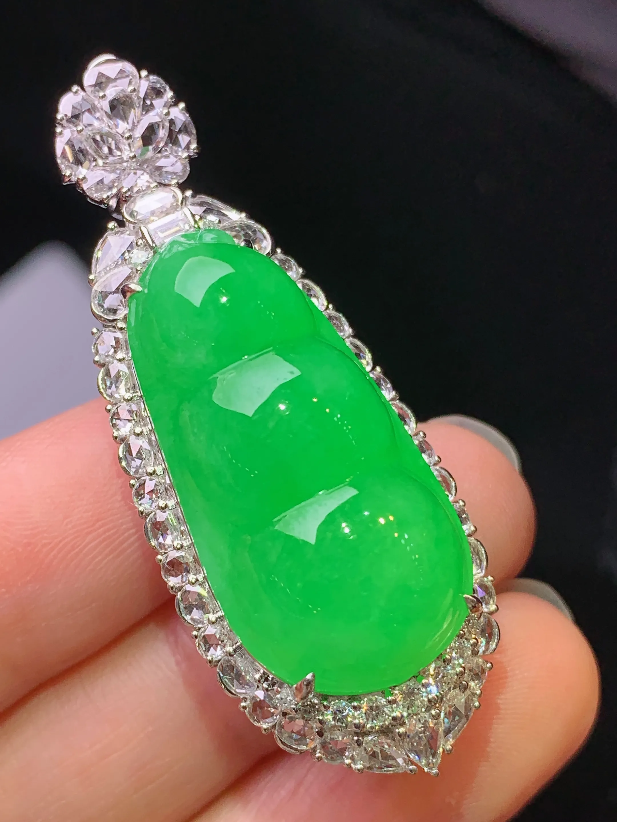 18k金钻镶嵌满绿四季豆吊坠 玉质细腻 色泽艳丽清新 整体尺寸47*18.3*15.5