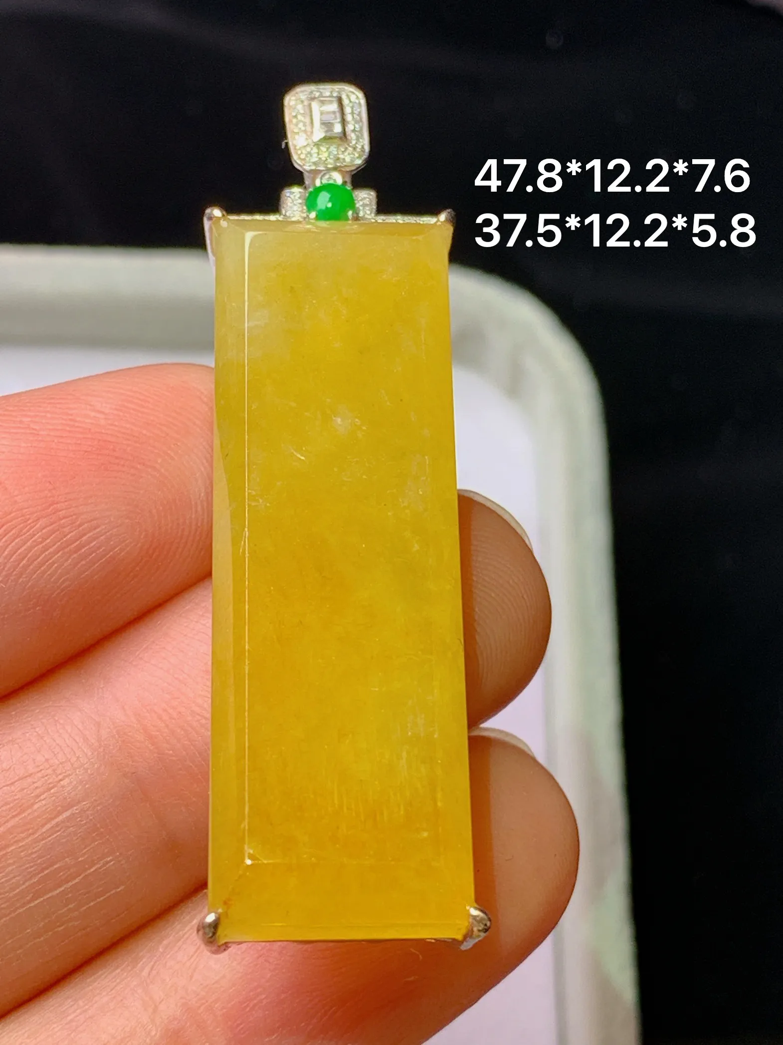18k金钻镶嵌黄翡无事牌吊坠 玉质细腻 色泽艳丽清新 整体尺寸47.8*12.2*7.6