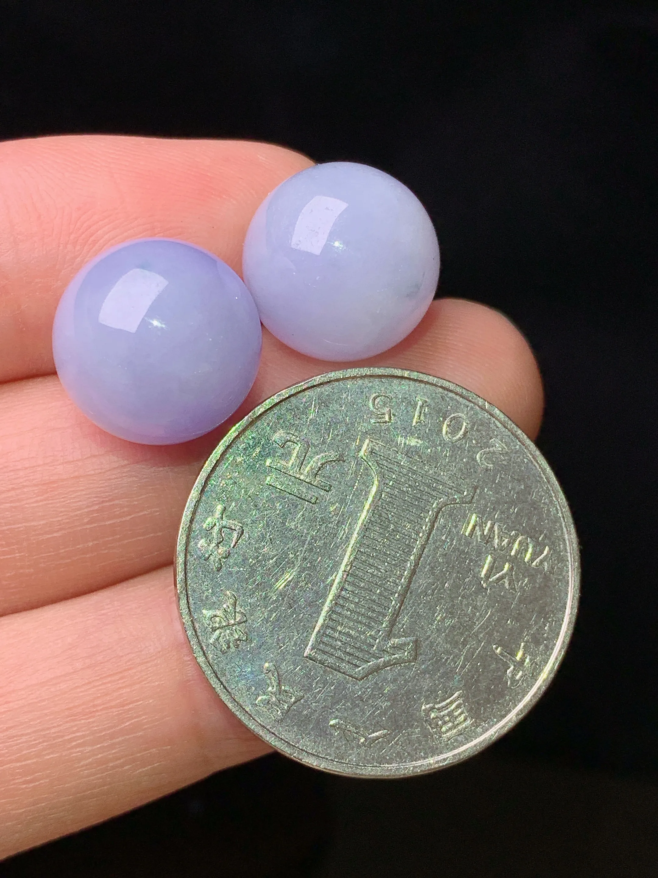 淡紫罗兰圆珠一对 玉质细腻 色泽艳丽清新 整体尺寸12.3