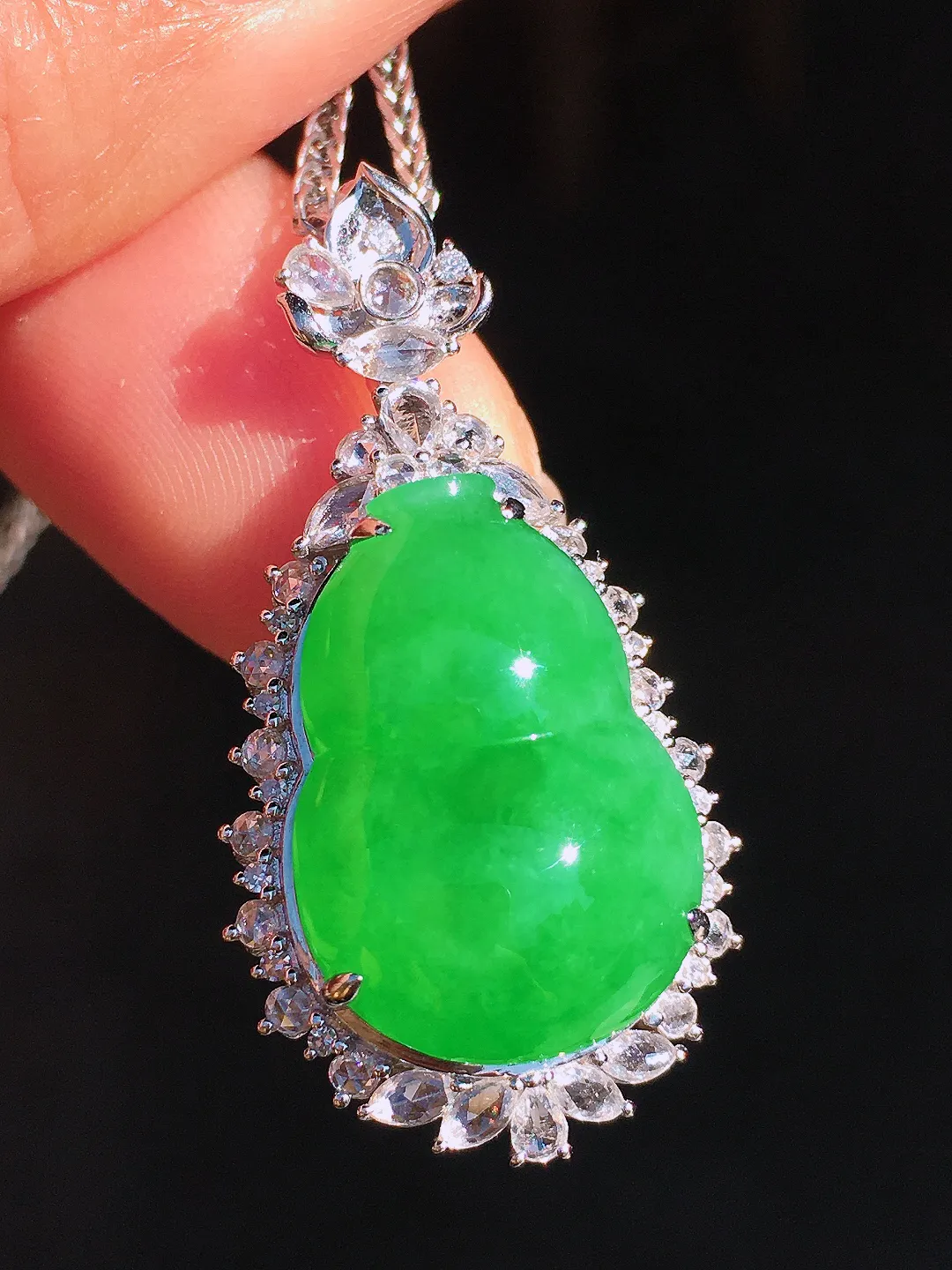 阳绿葫芦吊坠，色泽均匀艳丽，玉质细腻，荧光感超
强，饱满圆润，尽显优雅气质，18k
金豪华镶嵌