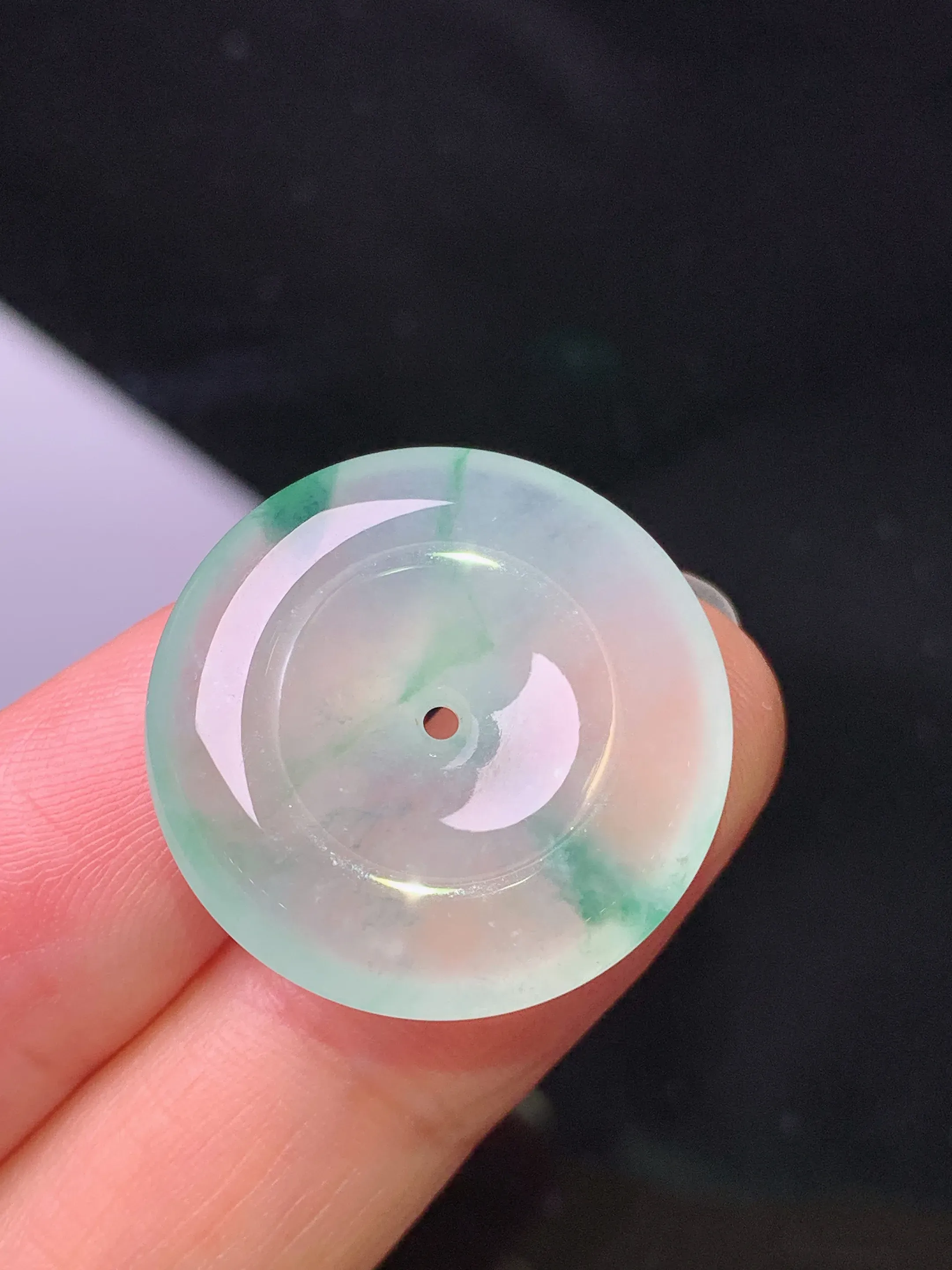 冰种飘绿平安扣吊坠 玉质细腻 色泽艳丽清新 整体尺寸23.2*6