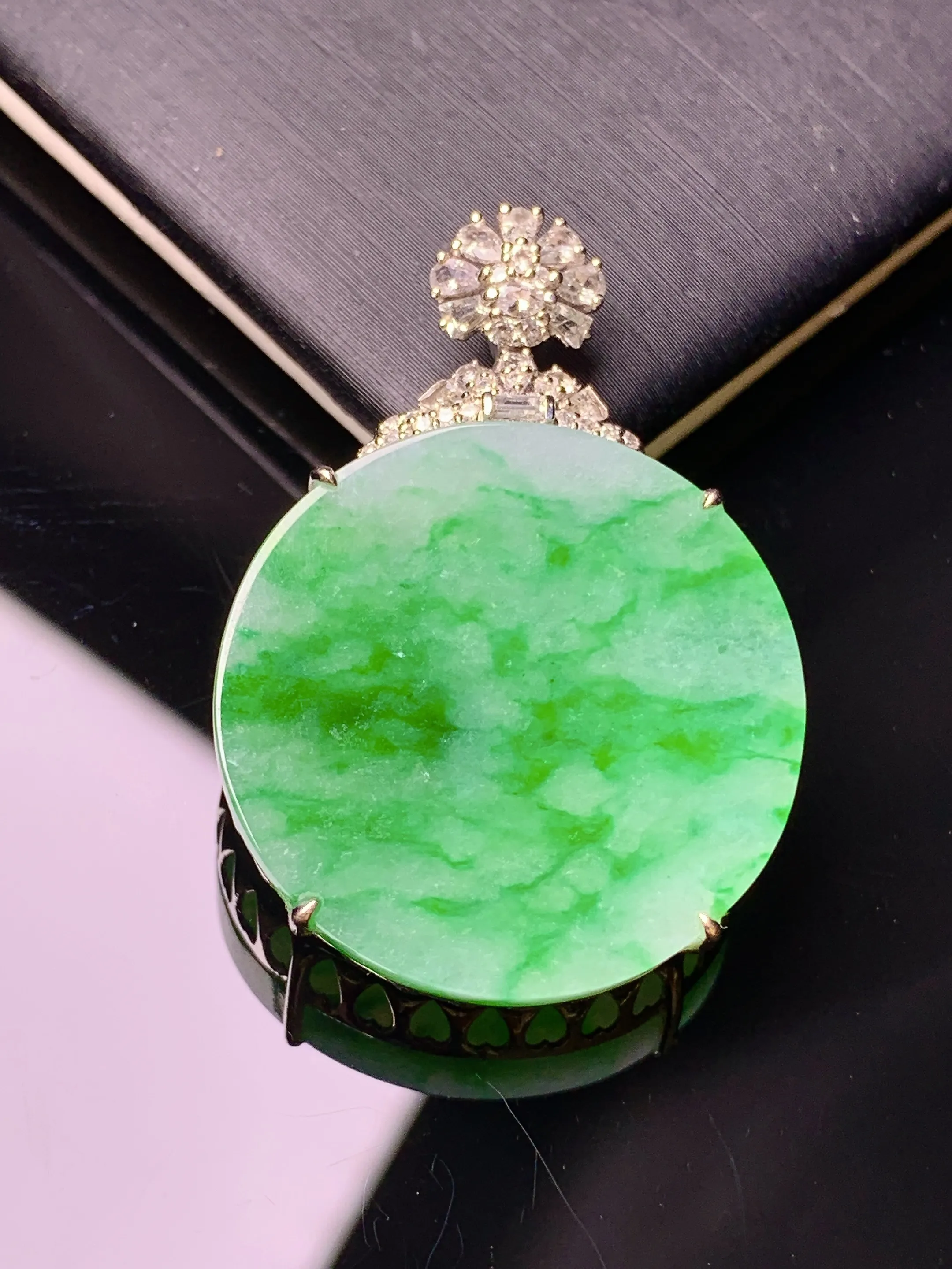 18k金钻镶嵌飘绿圆牌吊坠 玉质细腻 色泽艳丽清新 整体尺寸35*24.3*6.5