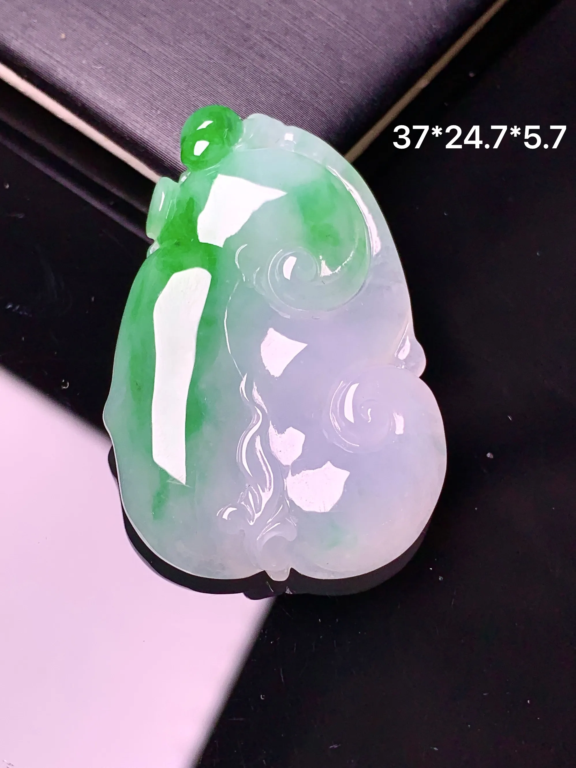 飘绿如意吊坠 玉质细腻 色泽艳丽清新 整体尺寸37*24.7*5.7