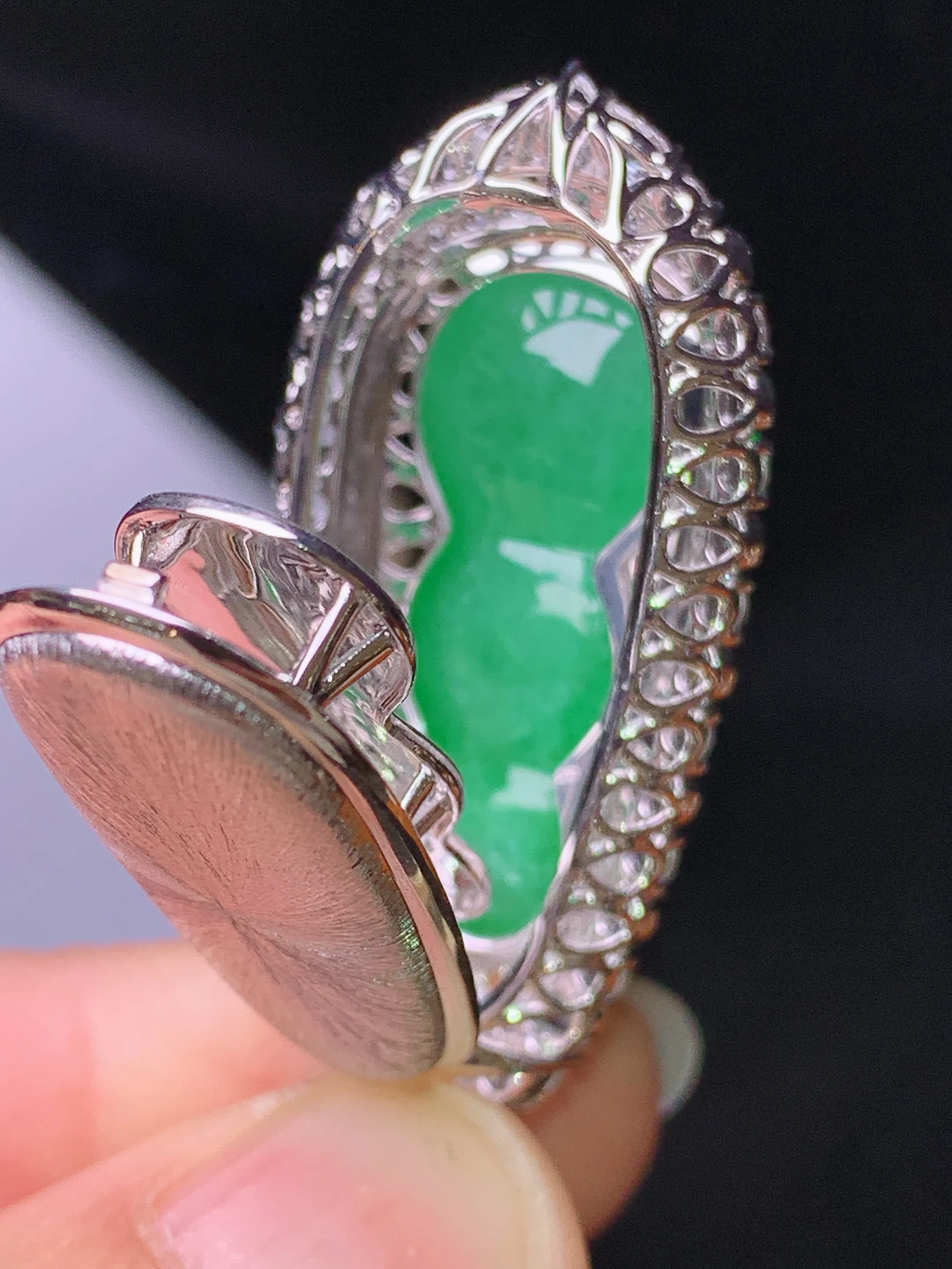 18k金钻镶嵌满绿四季豆吊坠 玉质细腻 色泽艳丽清新 整体尺寸47*18.3*15.5