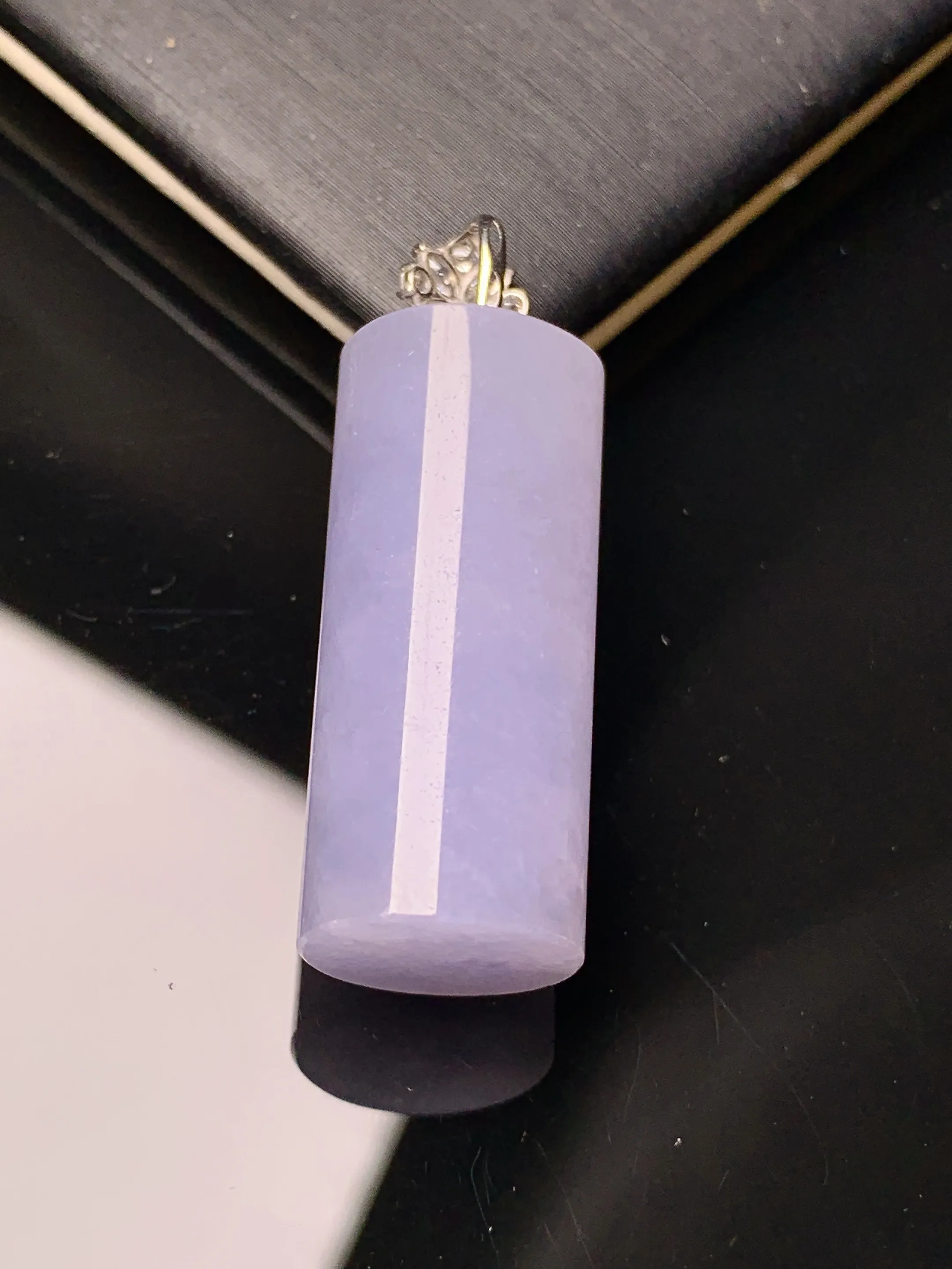 18k金莫桑钻镶嵌紫罗兰玉柱吊坠 玉质细腻 色泽艳丽清新 整体尺寸34.2*11.3*10.8