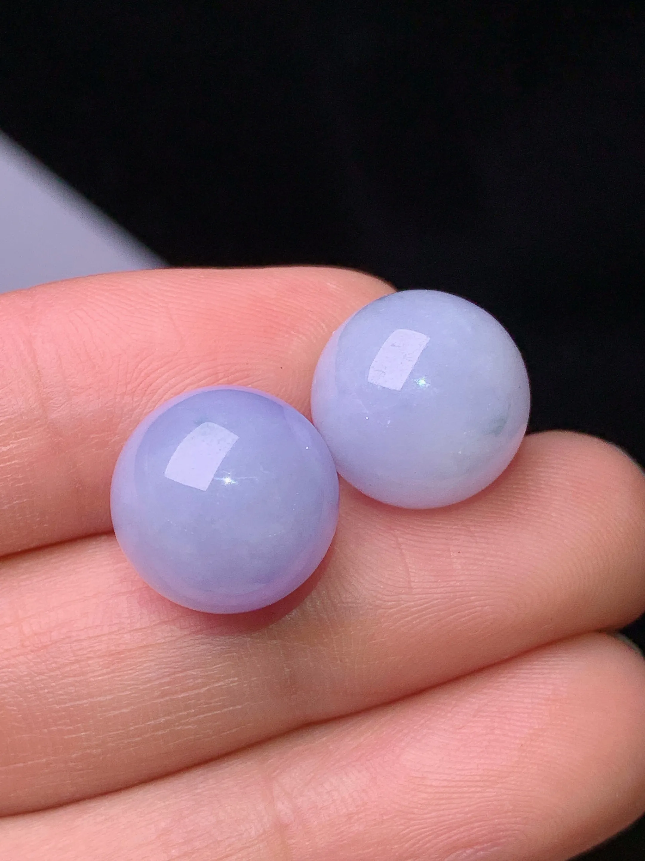 淡紫罗兰圆珠一对 玉质细腻 色泽艳丽清新 整体尺寸12.3