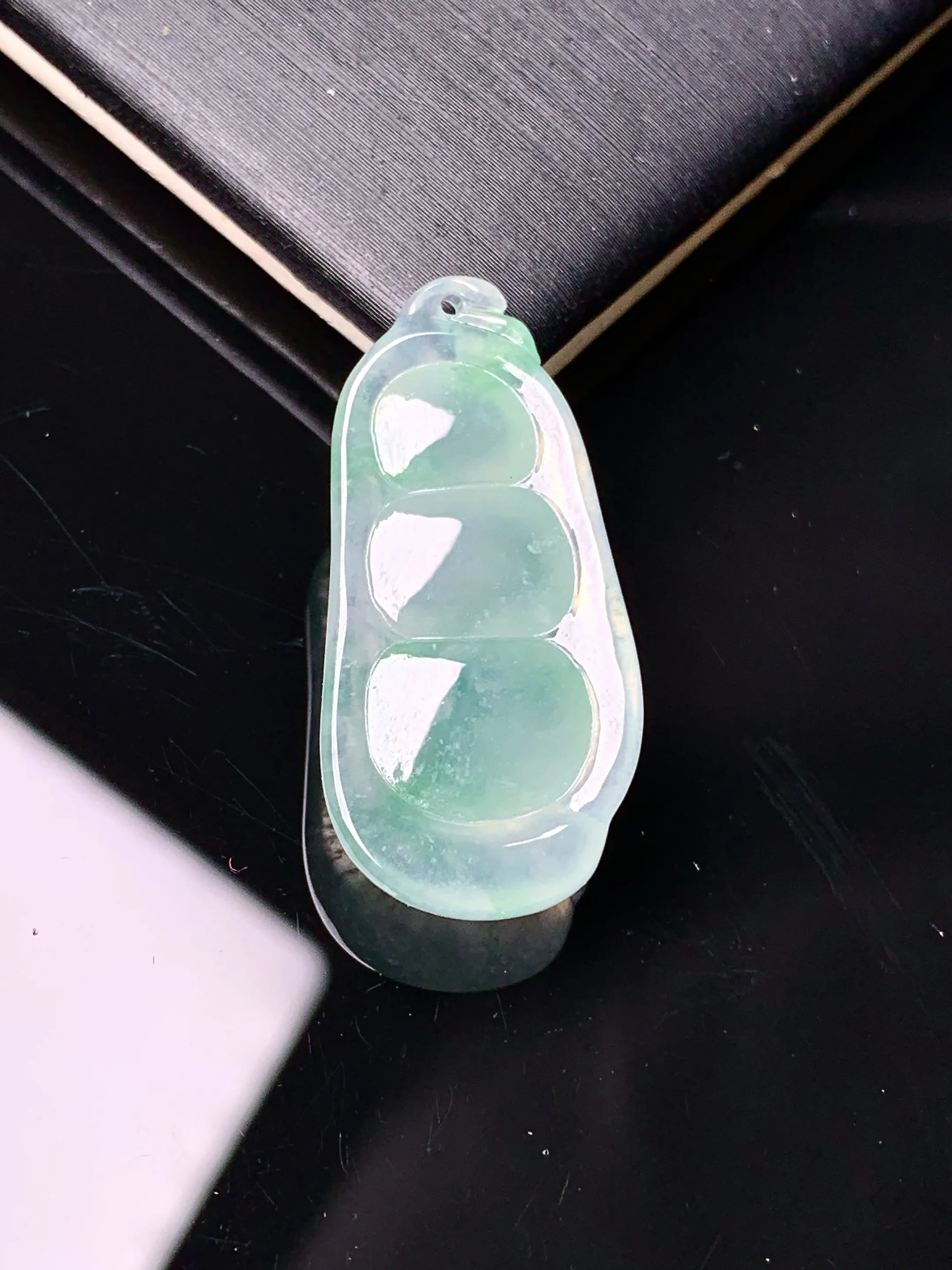 冰种飘绿四季豆吊坠 玉质细腻 色泽艳丽清新 整体尺寸29.2*13.8*6.2