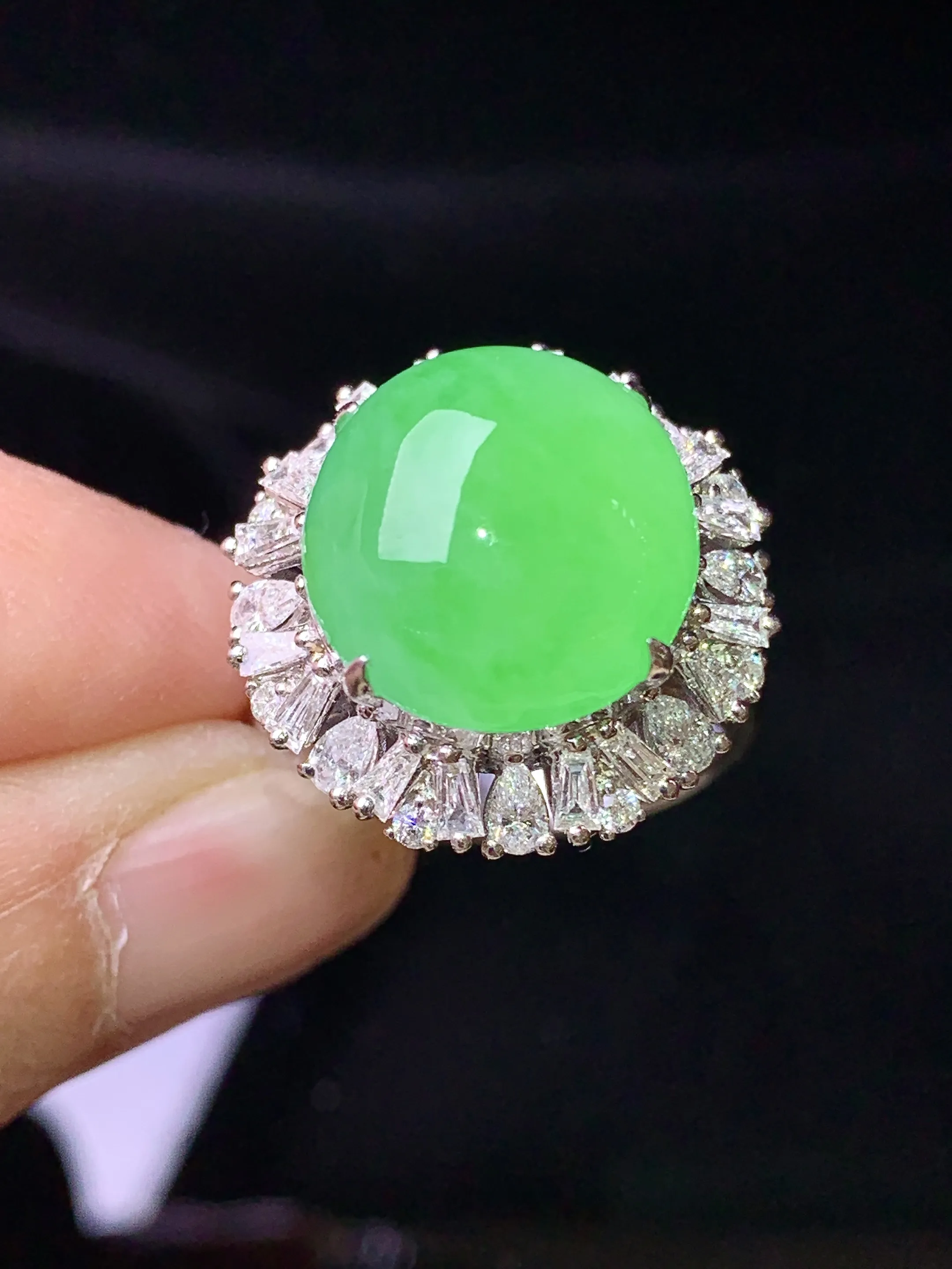 18k金钻镶嵌翠绿蛋面戒指 玉质细腻 色泽艳丽清新 圈口14 整体尺寸19.2*15