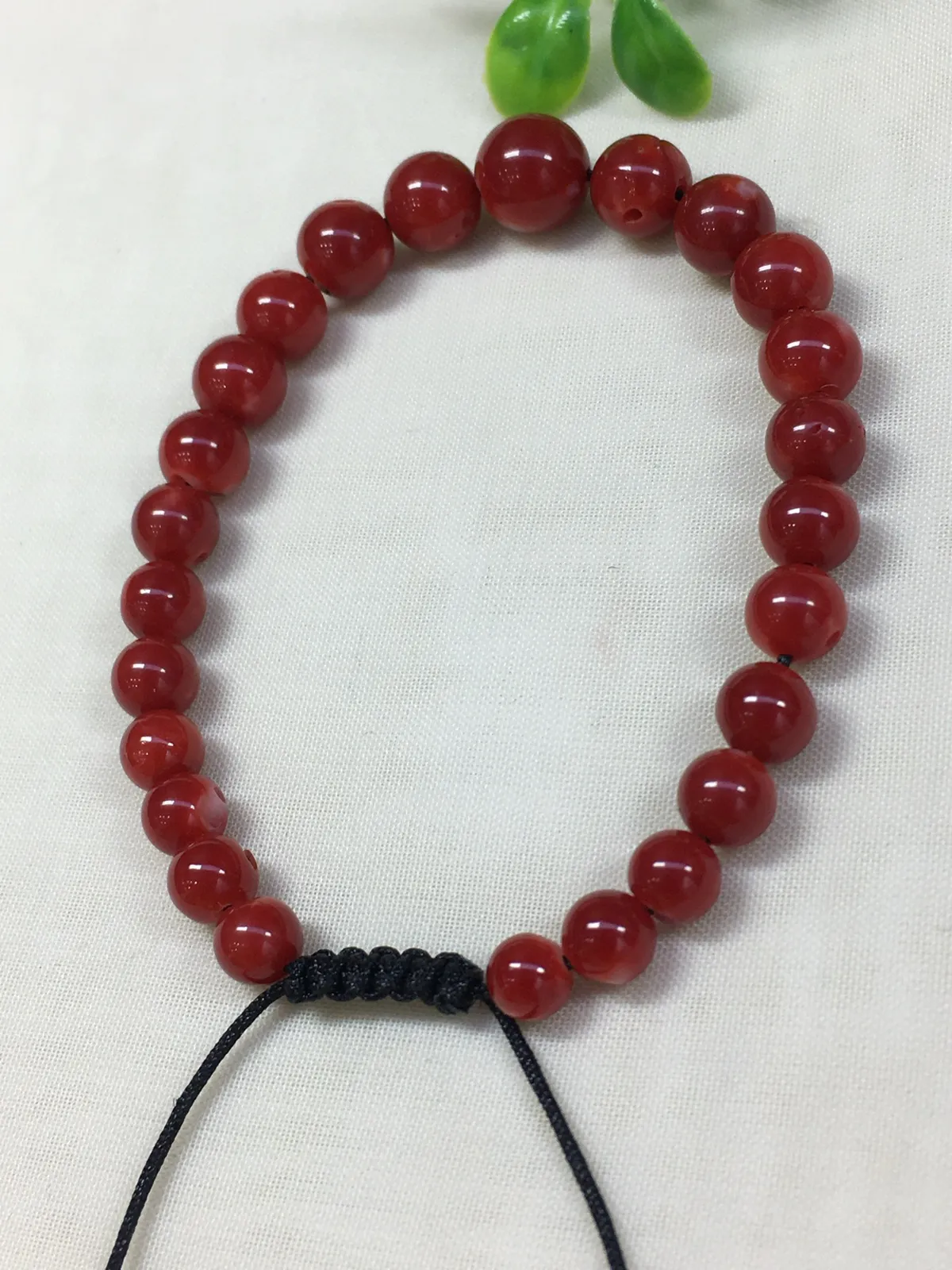 【天然日本阿卡牛血红珊瑚8.87mm圆珠单手链】难得高瓷度，日本产地，阿卡材料，整条有虫眼少白芯的阿卡圆珠。整条牛血红颜色，珠子直径8.87-5.72mm，每颗珠子均为天然的珊瑚，珊瑚自古就为佛教珍宝，深海千年有机宝石！收藏价值高、可传承重量为10.32克！实物漂亮！