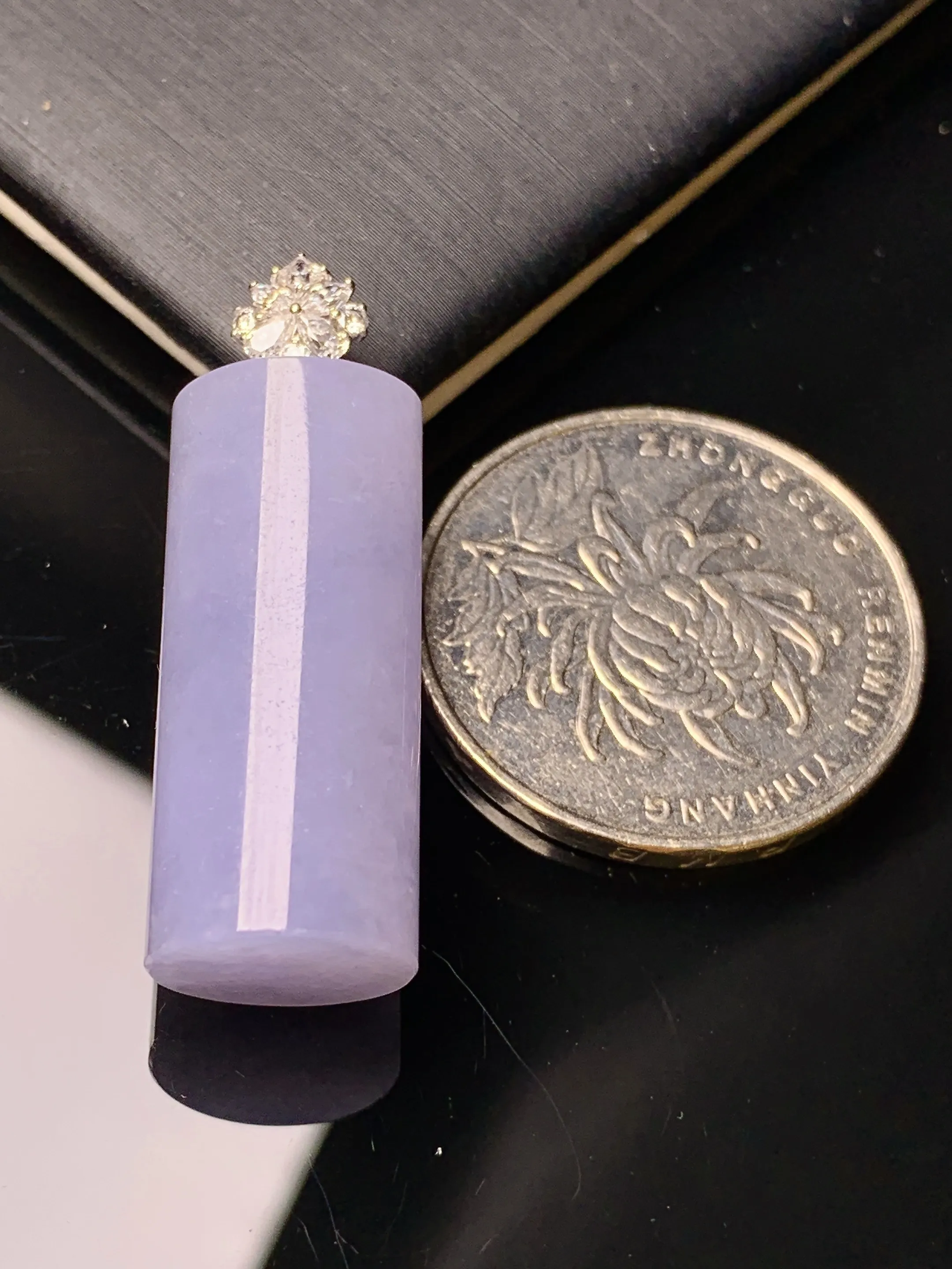 18k金莫桑钻镶嵌紫罗兰玉柱吊坠 玉质细腻 色泽艳丽清新 整体尺寸34.2*11.3*10.8