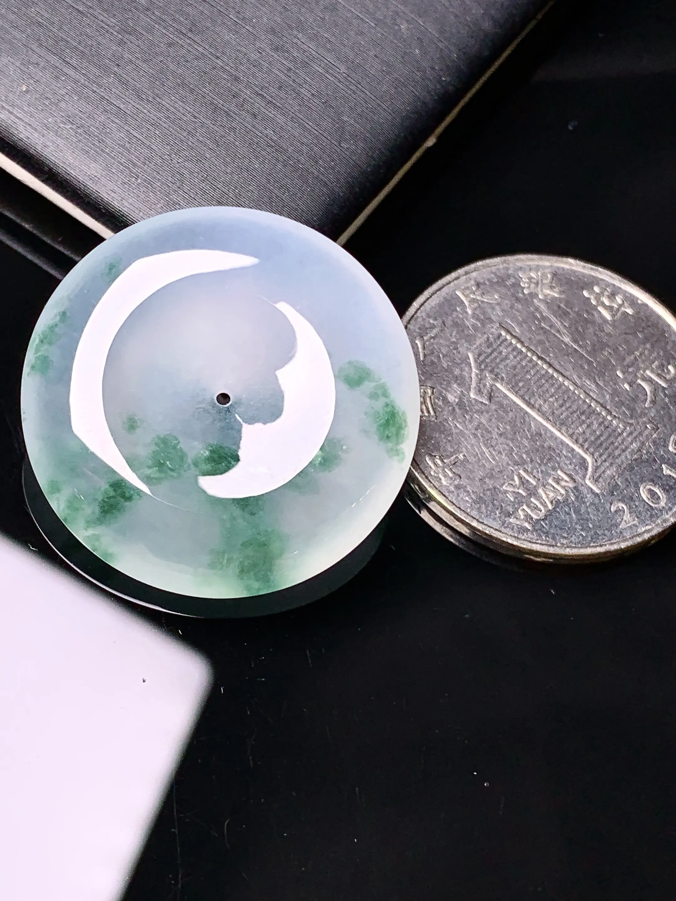 冰种飘绿平安扣吊坠 玉质细腻 色泽艳丽清新 整体尺寸26.5*6