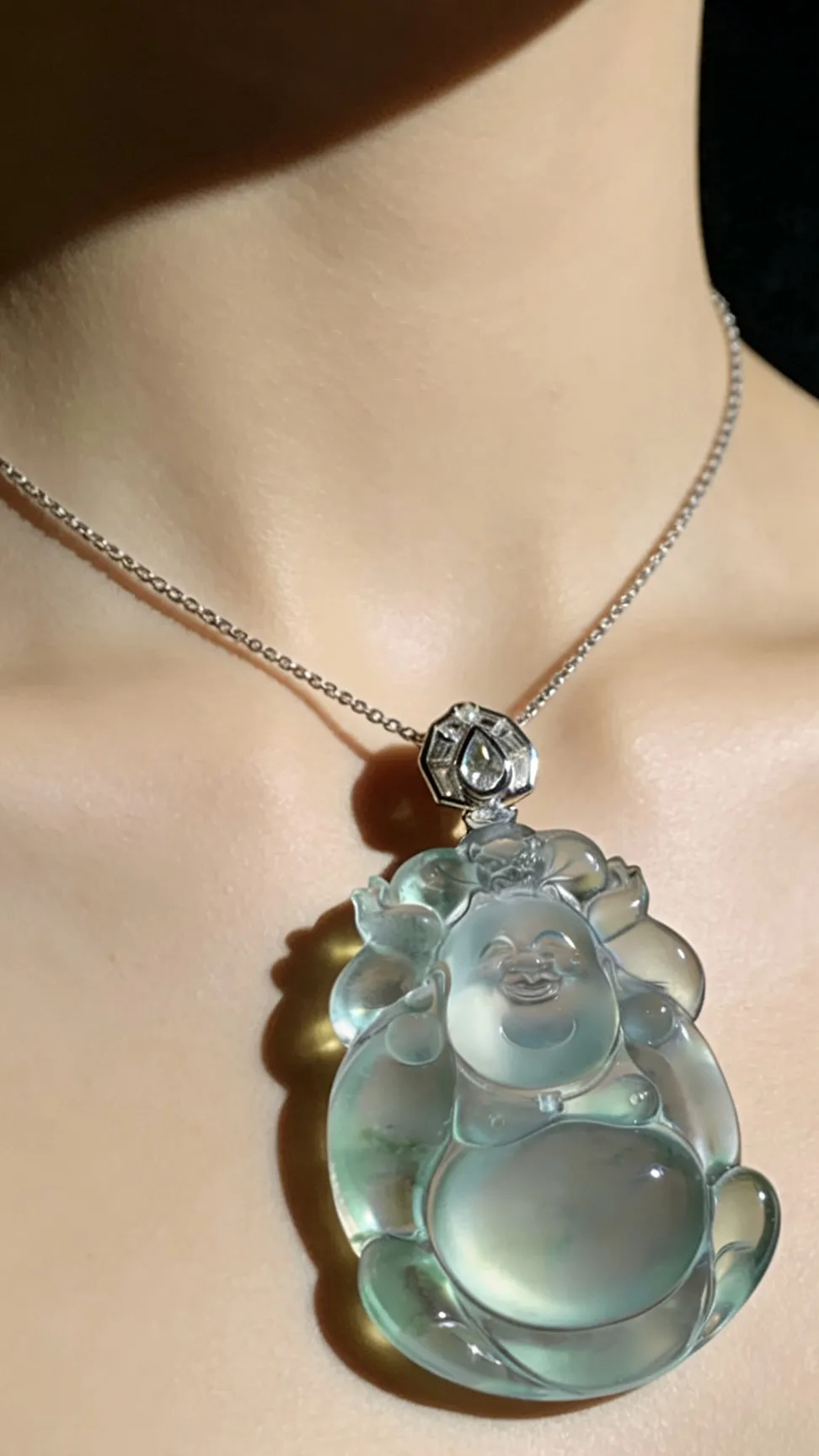 【福在眼前·福从天降·欢喜弥勒佛】，
缅甸天然翡翠，大师手工雕刻。
66.5-裸石55-38.5-12mm，41.8g，
18K金，南非钻，