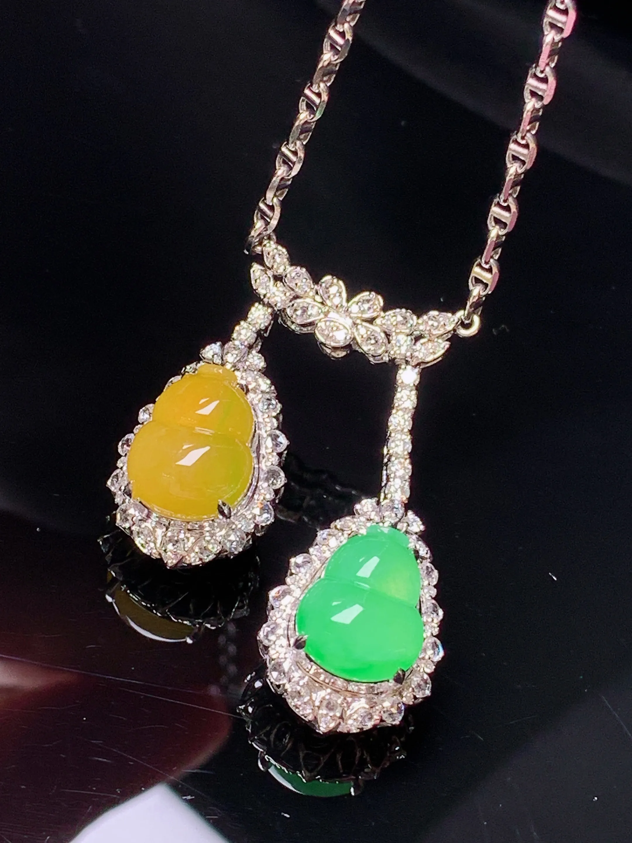 18k金钻镶嵌黄绿葫芦戒指项链 玉质细腻 色泽艳丽清新 整体尺寸35.6*13*11.2