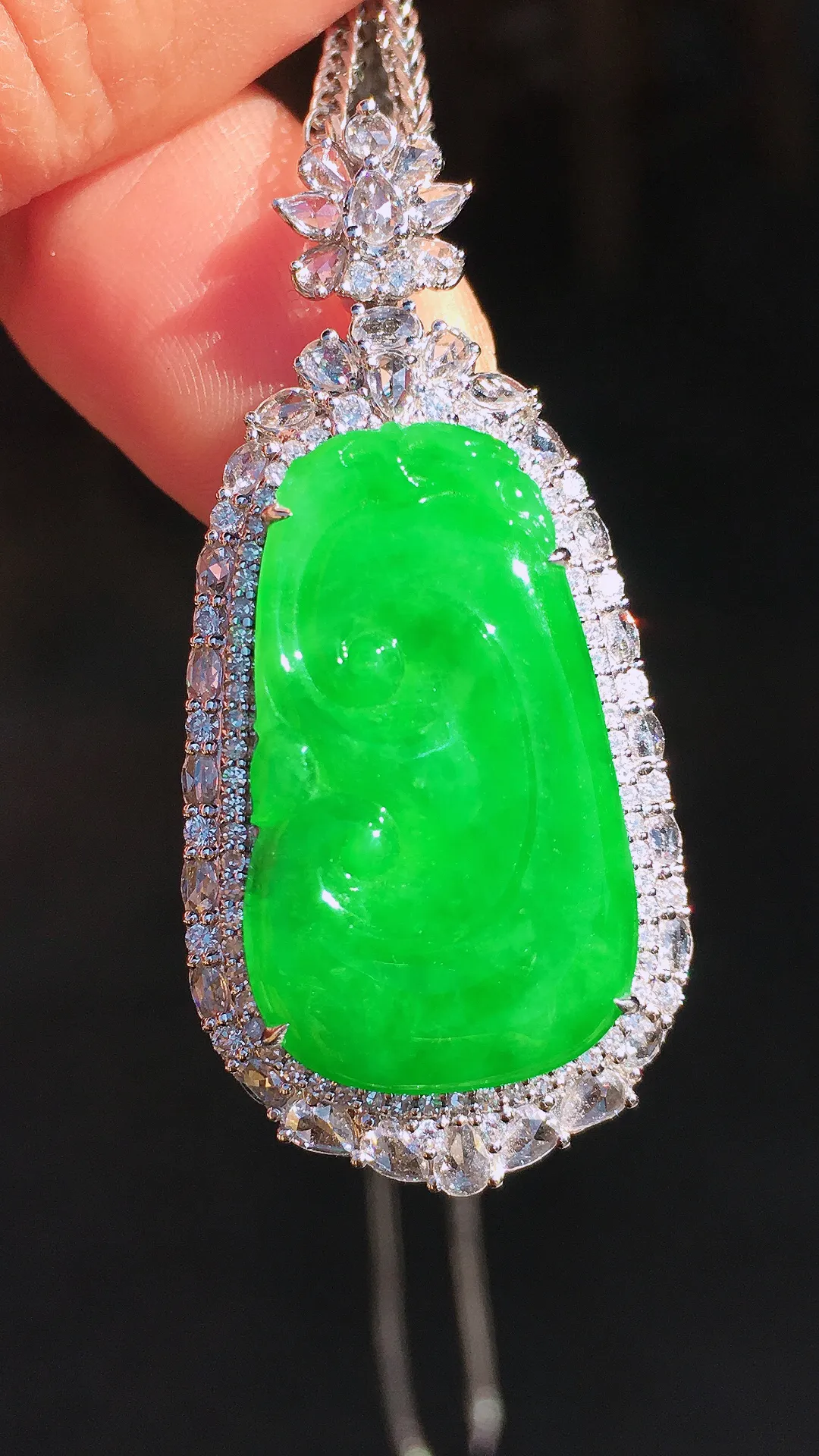 阳绿如意吊坠，色泽均匀艳丽，玉质细腻，荧光感超
强，饱满圆润，尽显优雅气质，18k
金豪华镶嵌