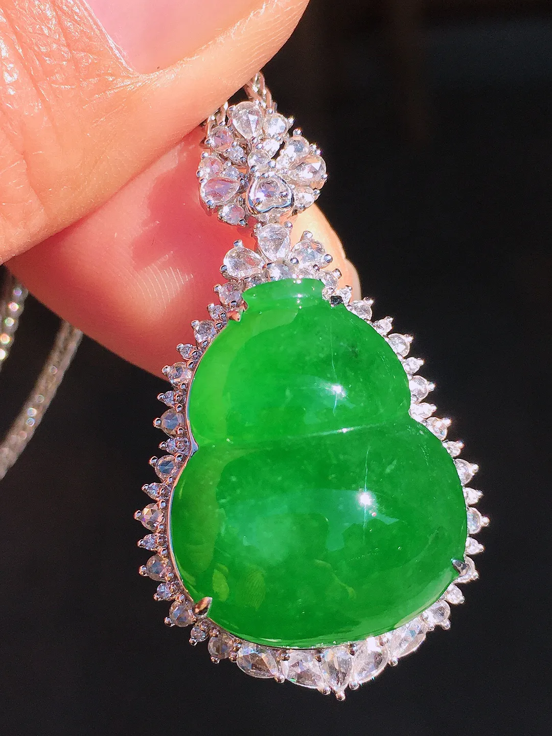 阳绿葫芦吊坠，色泽均匀艳丽，玉质细腻，荧光感超
强，饱满圆润，尽显优雅气质，18k
金豪华镶嵌