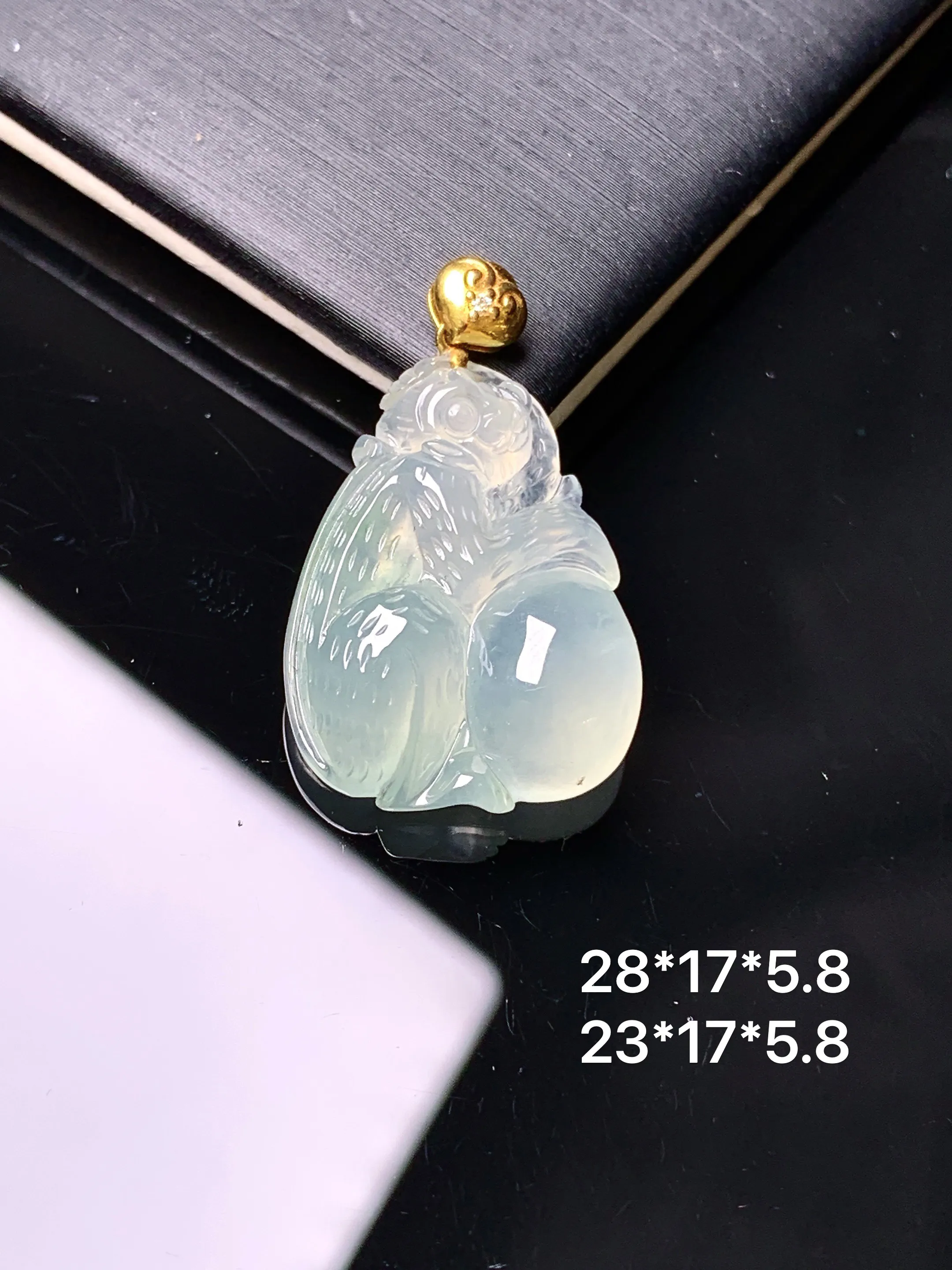 18k金镶嵌冰种灵猴献寿吊坠 玉质细腻 色泽艳丽清新 整体尺寸28*17*5.8