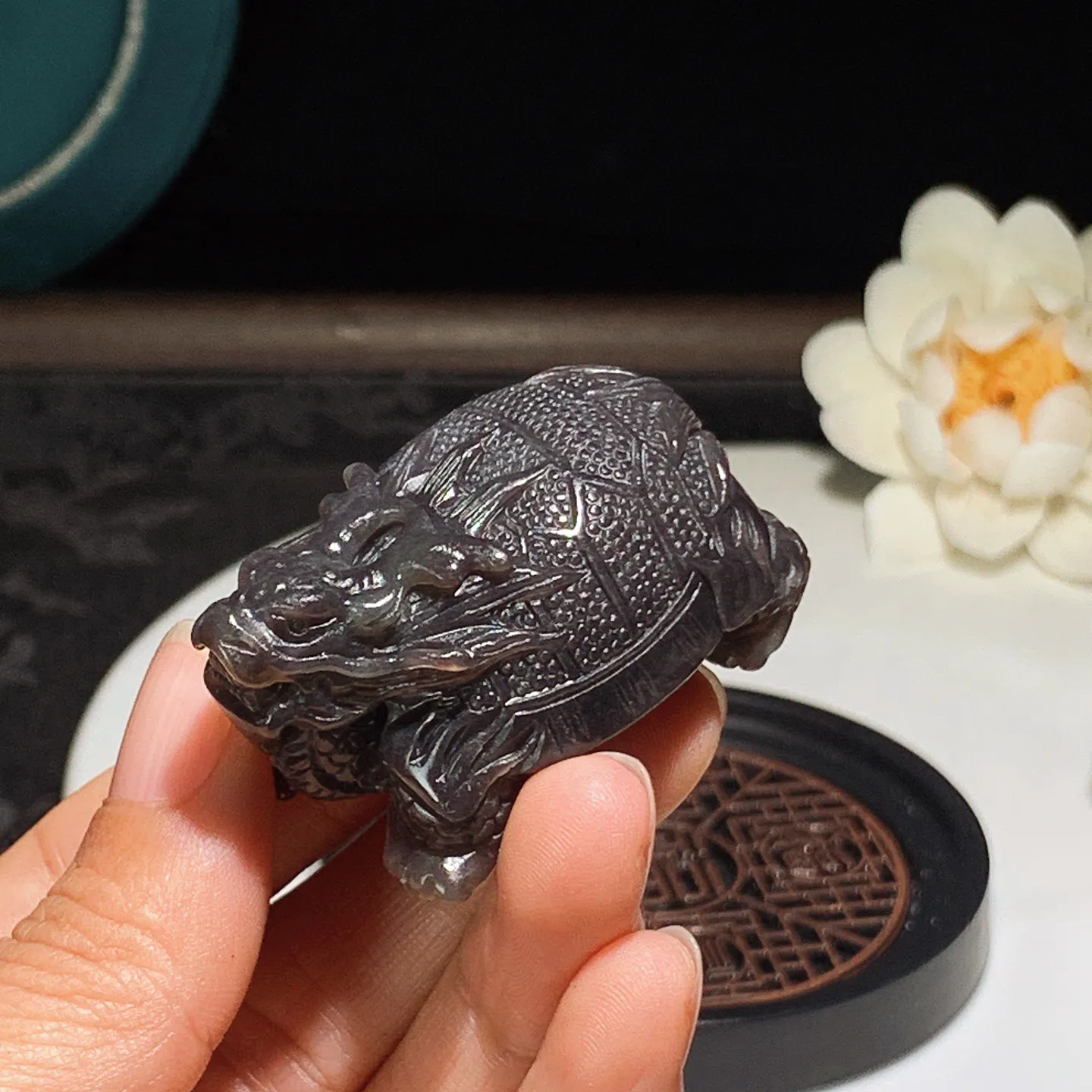 和田玉紫罗兰富贵长寿龙龟挂件 尺寸46/33/24重56克。玉质细腻油润。手推出油品相大气。2501