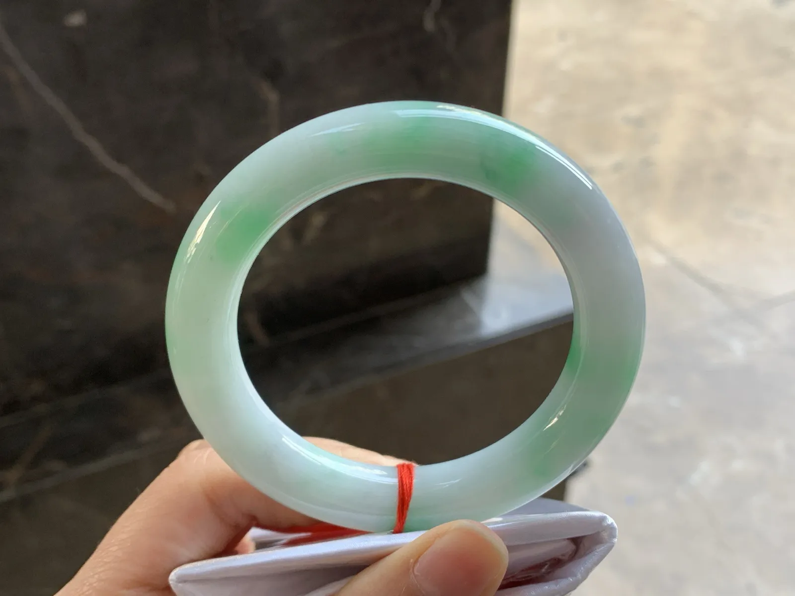 55.5-11.6

带色圆条手玉质温润