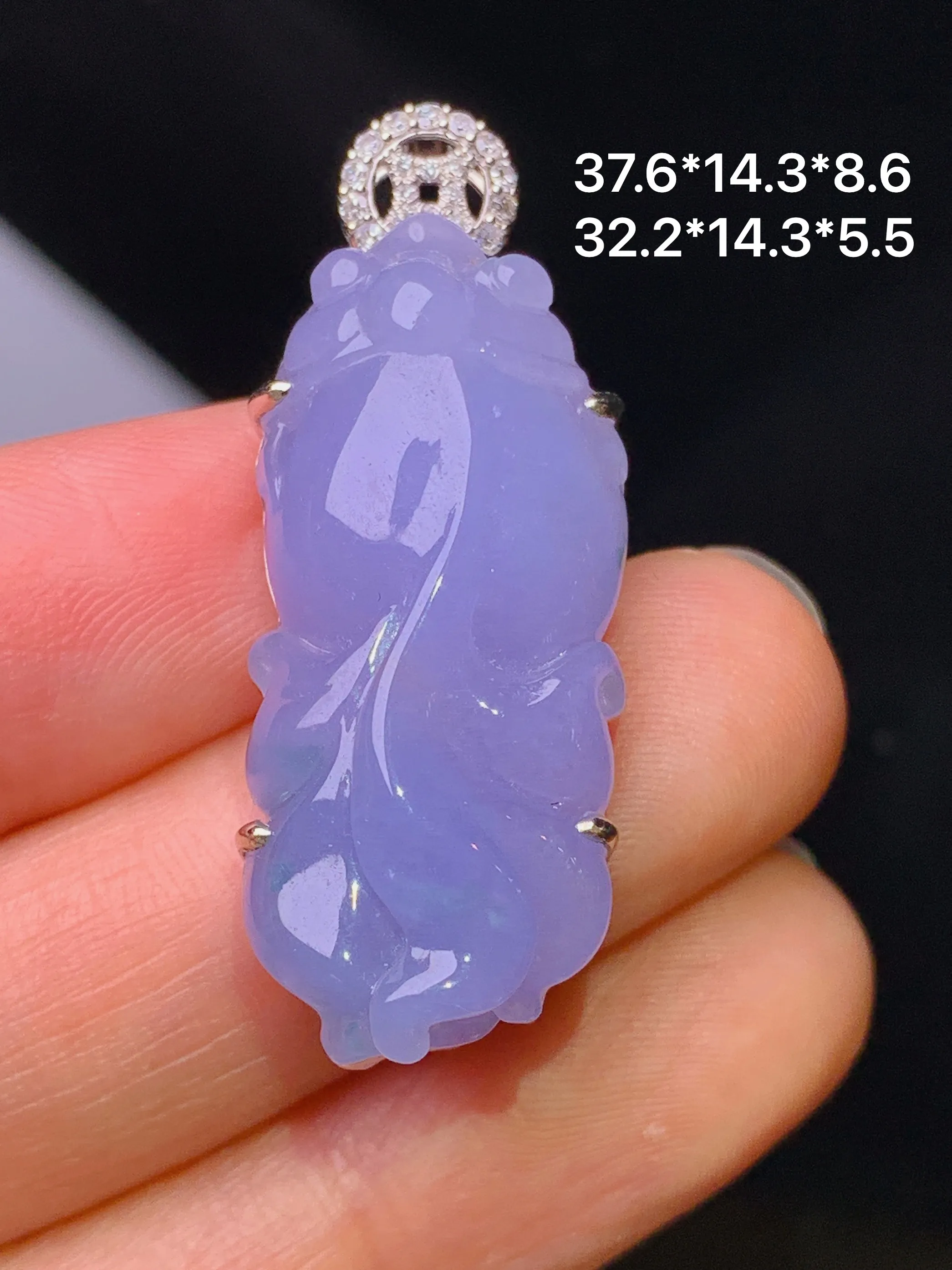 18k金钻镶嵌紫罗兰金鱼吊坠 玉质细腻 色泽艳丽清新 整体尺寸37.6*14.3*8.6
