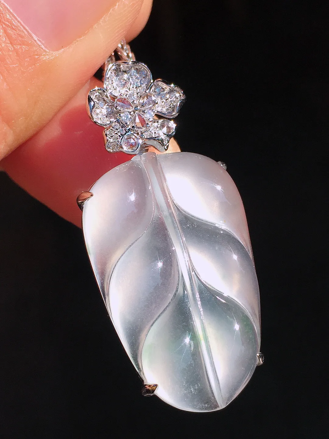 冰种玉叶吊坠，玉质细腻，荧光感超
强，饱满圆润，尽显优雅气质，18k
金豪华镶嵌