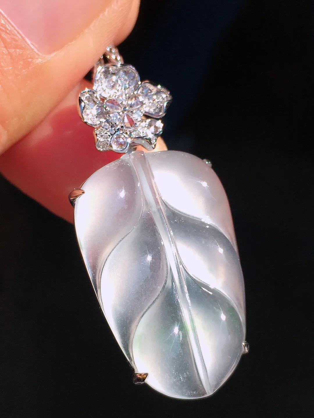 冰种玉叶吊坠，玉质细腻，荧光感超
强，饱满圆润，尽显优雅气质，18k
金豪华镶嵌