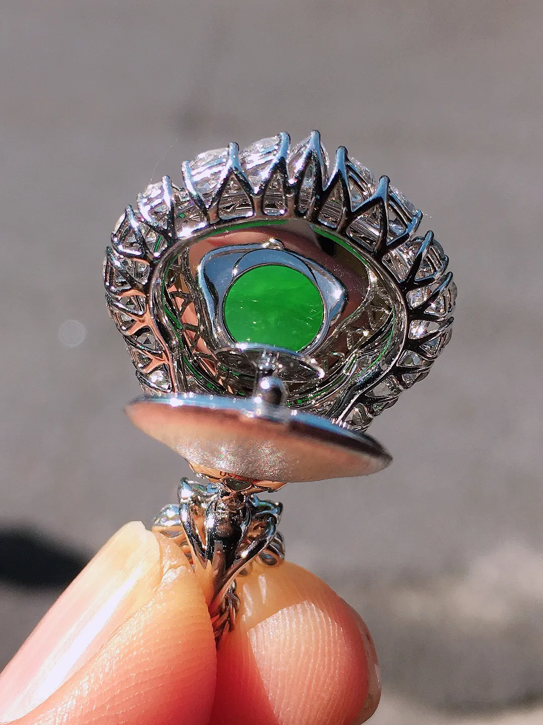 阳绿葫芦吊坠，色泽均匀艳丽，玉质细腻，荧光感超
强，饱满圆润，尽显优雅气质，18k
金豪华镶嵌