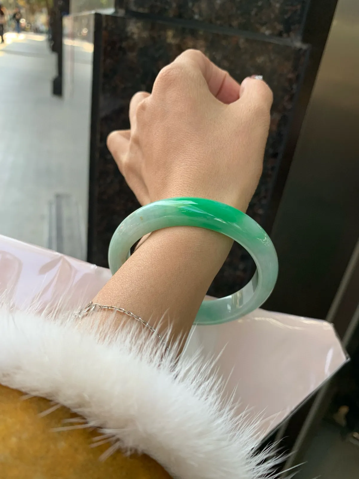 白底青正圈
59-8.2-12.2
打灯细纹，底妆水润细腻，洒金，半截甜阳翠色肆意流淌，娇艳欲滴，半山半水，宛如春日里的繁华盛景