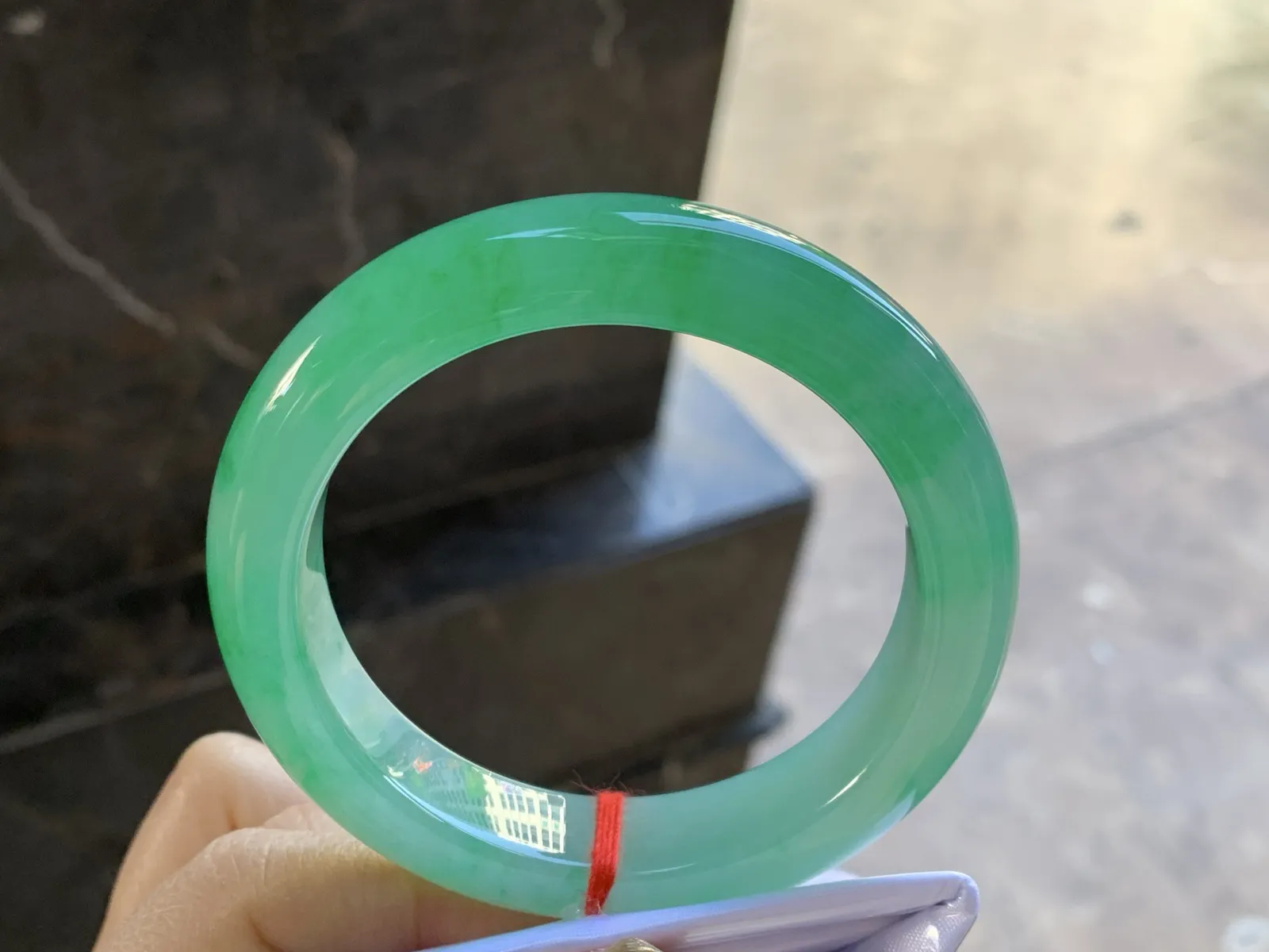 冰种飘色手镯
尺寸：57.6-13.5-10mm
有种有色 实物漂亮有品质