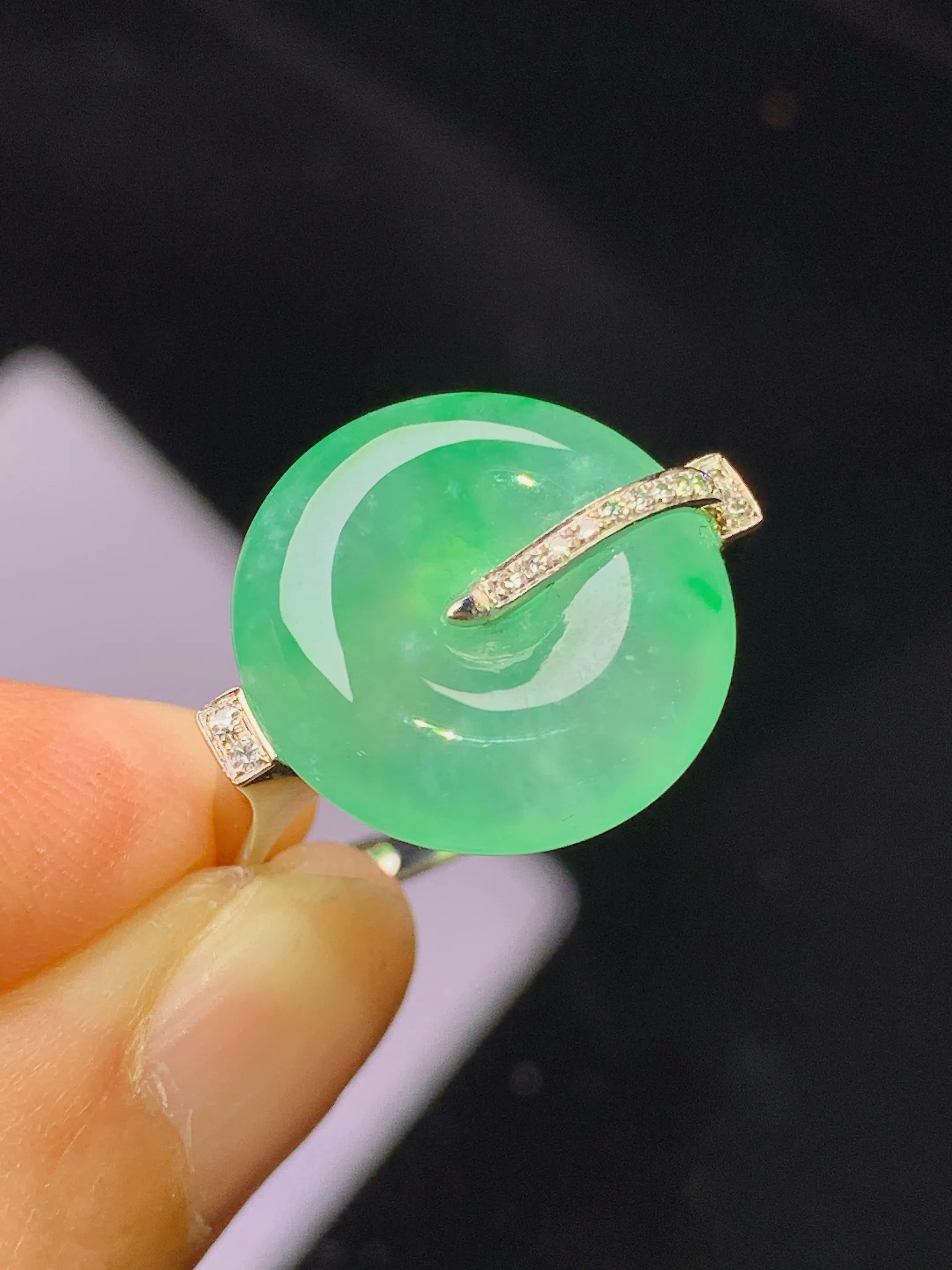 18k金钻镶嵌翠绿平安扣戒指 玉质细腻 色泽艳丽清新 圈口14.5 整体尺寸15.8*5.2