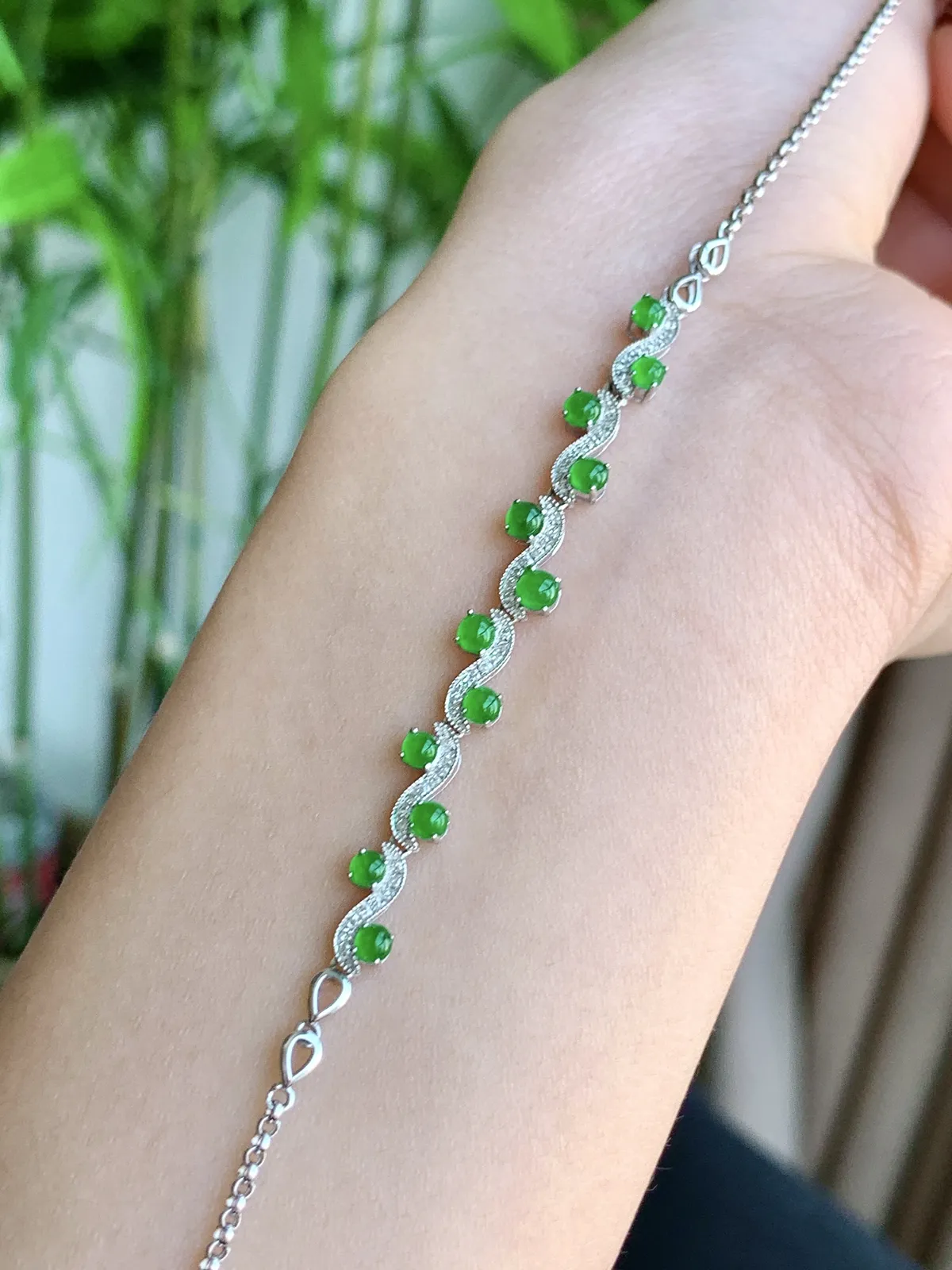 冰阳绿蛋面手链
18k金镶嵌 完美 性价比高  
裸石：2.4-1.7