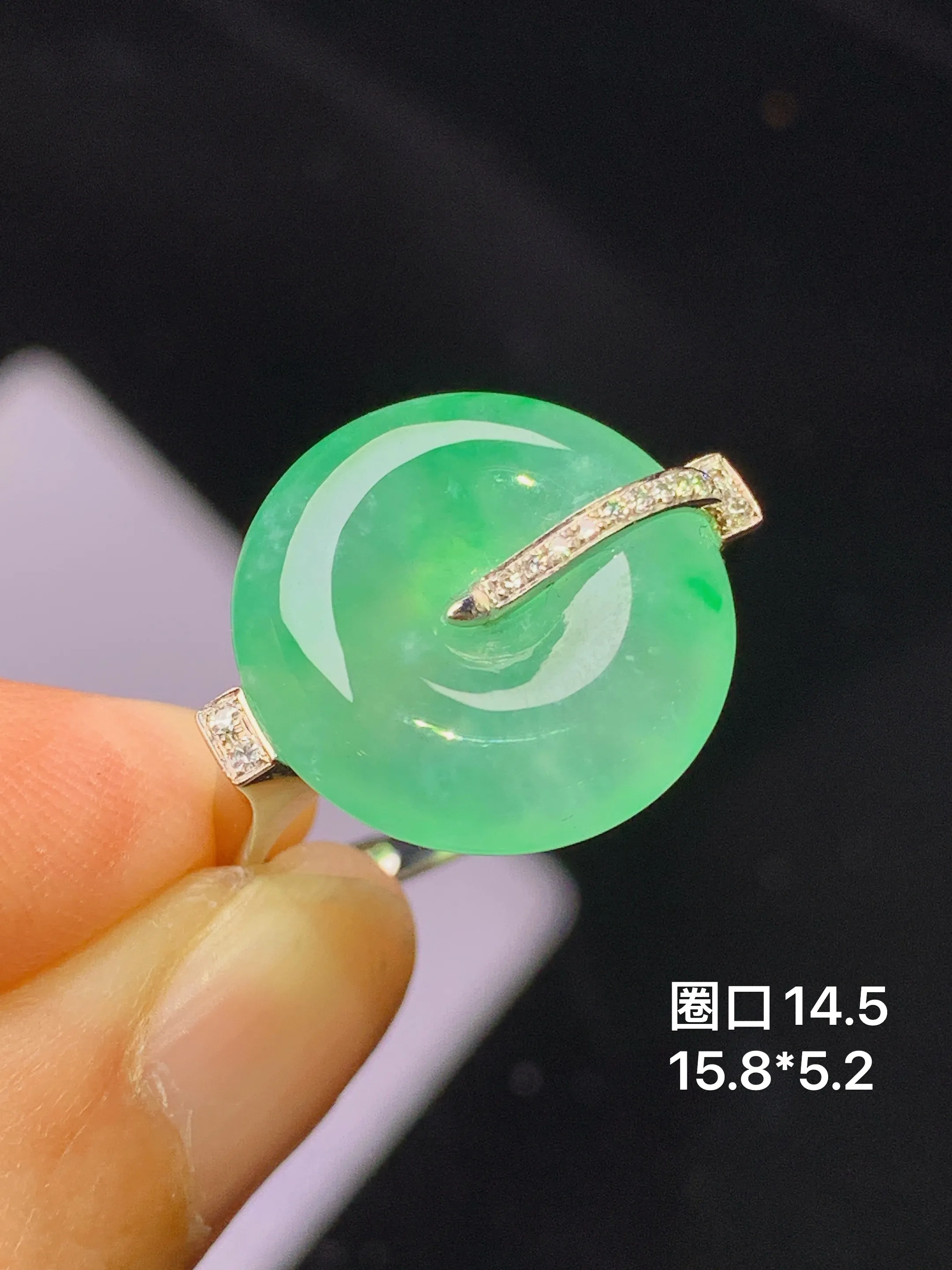 18k金钻镶嵌翠绿平安扣戒指 玉质细腻 色泽艳丽清新 圈口14.5 整体尺寸15.8*5.2