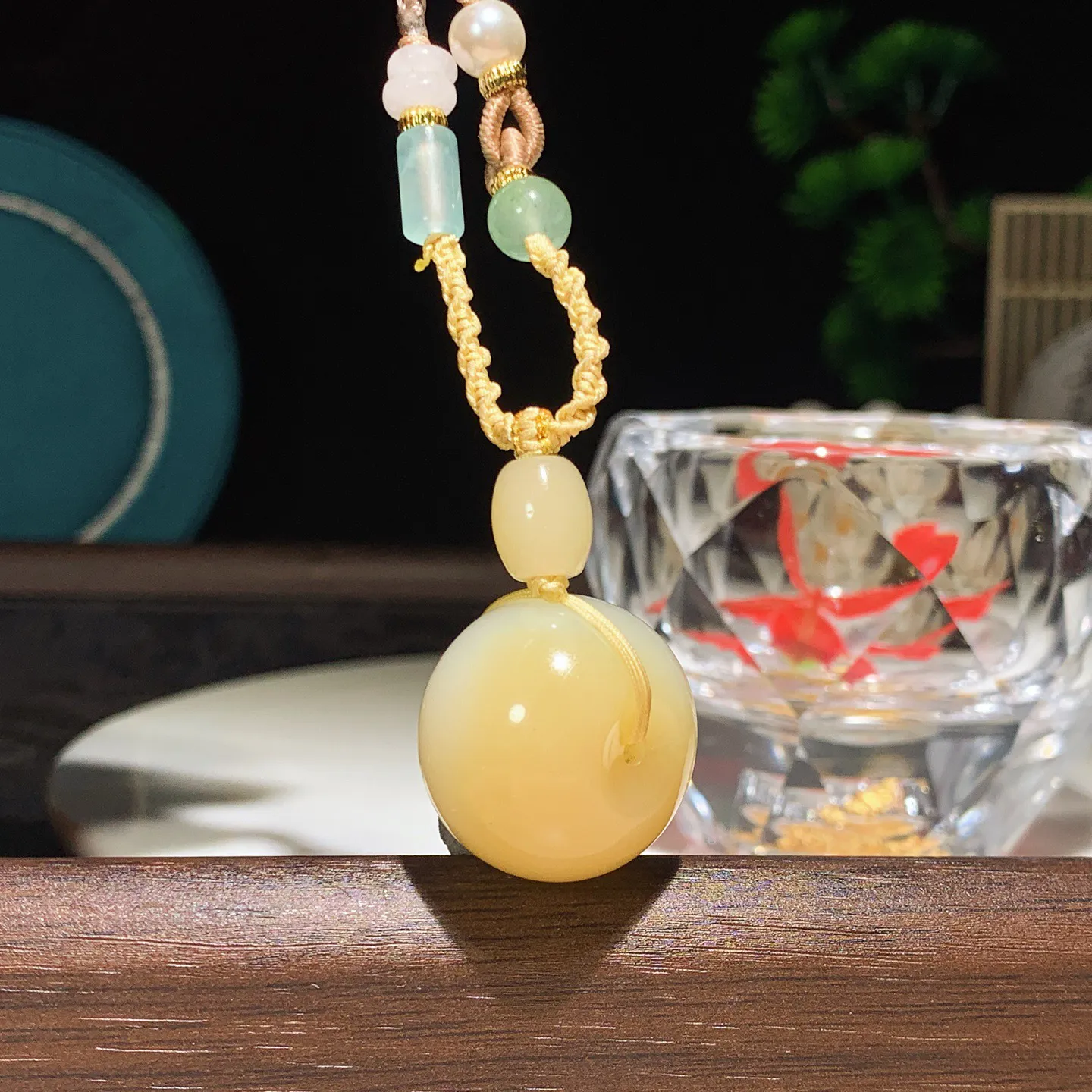 新疆和田玉且末糖平安扣挂件 尺寸22/18重18.5克。玉质细腻油润。手推出油品相大气。250109