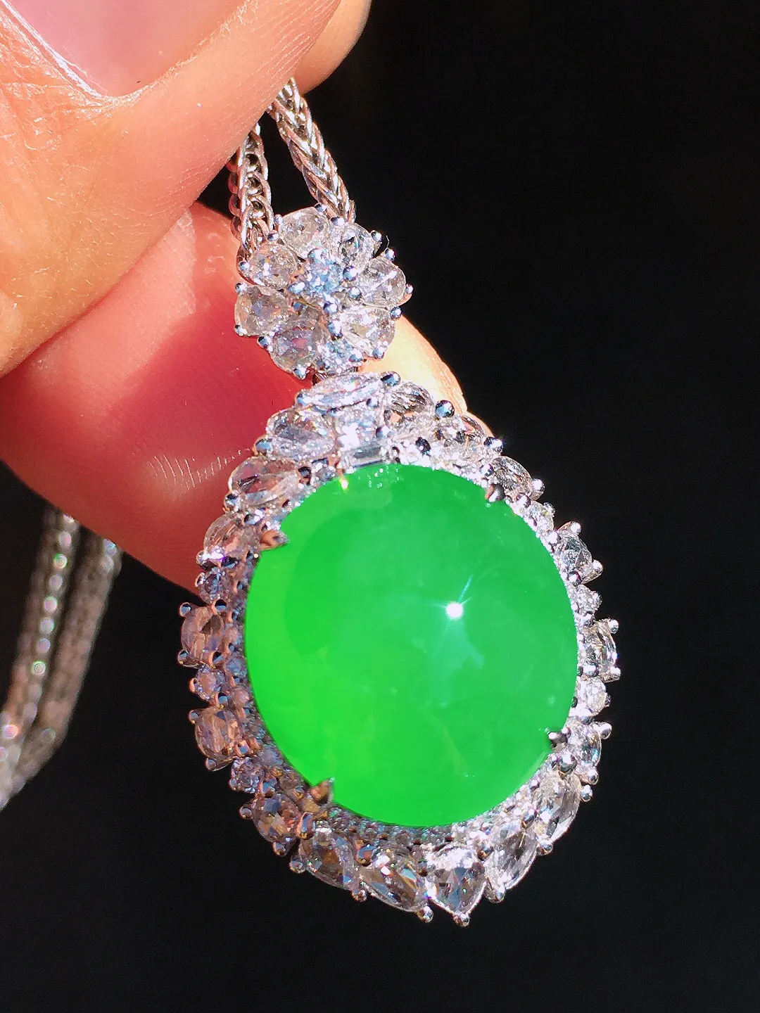 阳绿蛋面吊坠，色泽均匀艳丽，玉质细腻，荧光感超
强，饱满圆润，尽显优雅气质，18k
金豪华镶嵌