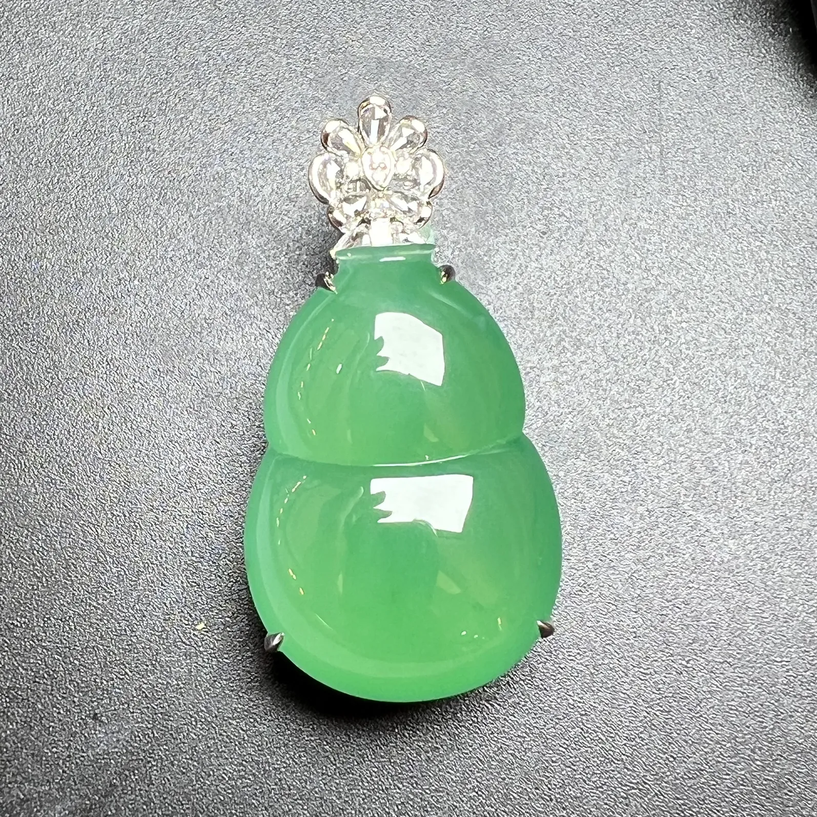 满色大葫芦底装干净，均匀起光，整体尺寸38.5*19.6*12.9 裸石尺寸28.2*19.6*