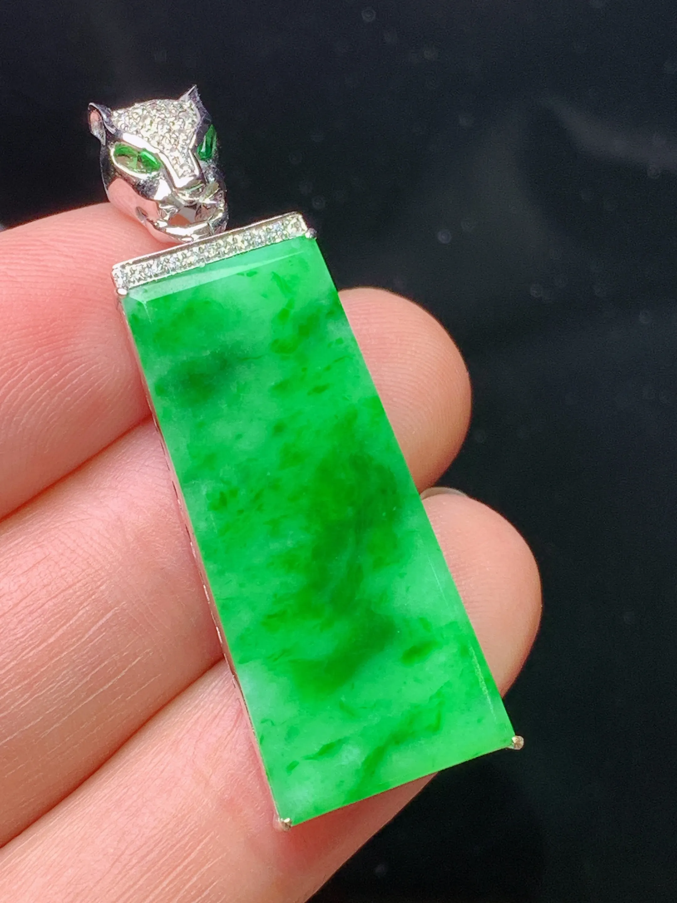 18k金钻镶嵌翠绿无事牌吊坠 玉质细腻 色泽艳丽清新 整体尺寸40.7*13.5*4