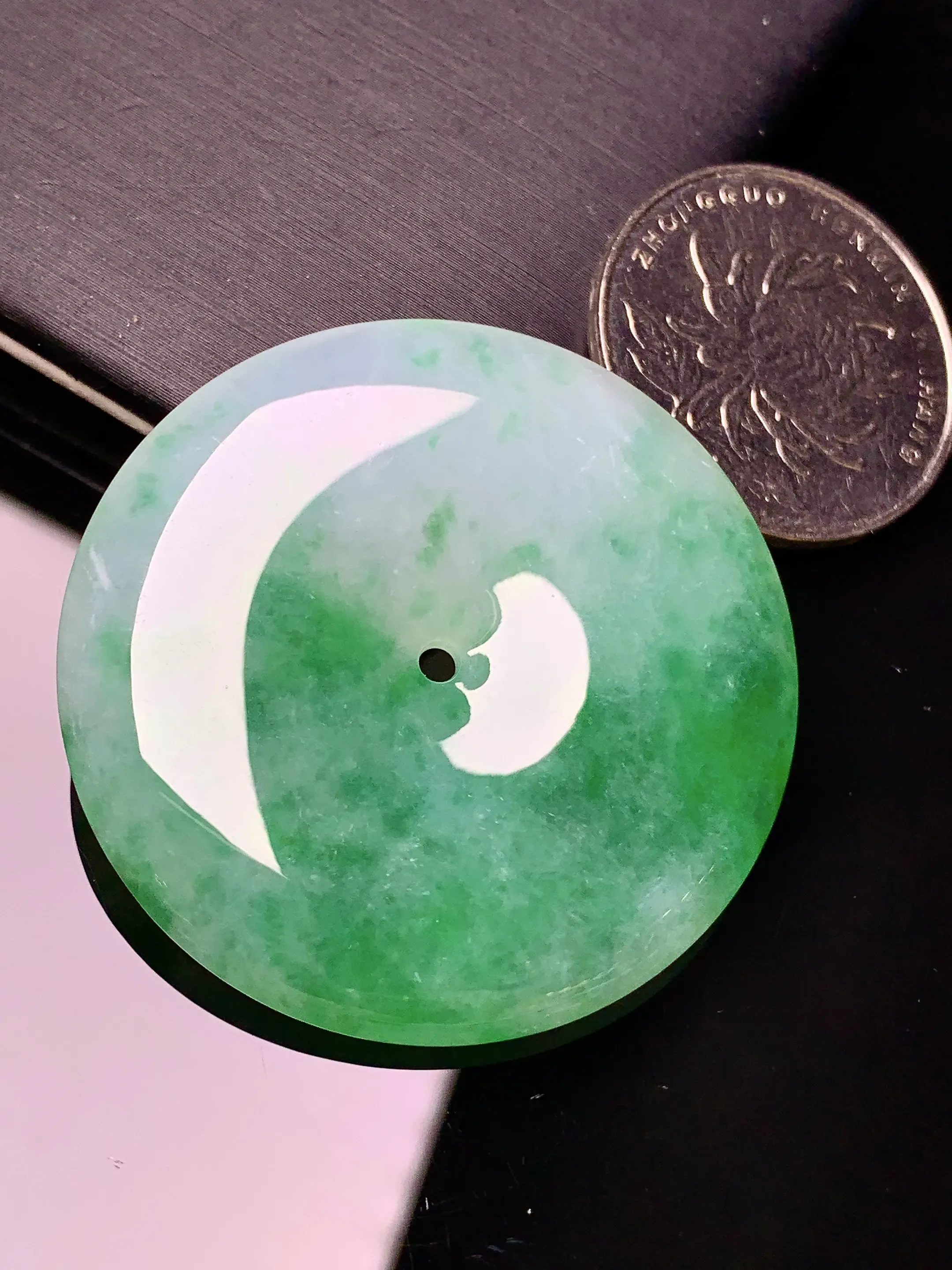 飘绿平安扣吊坠 玉质细腻 色泽艳丽清新 整体尺寸40.2*6.5