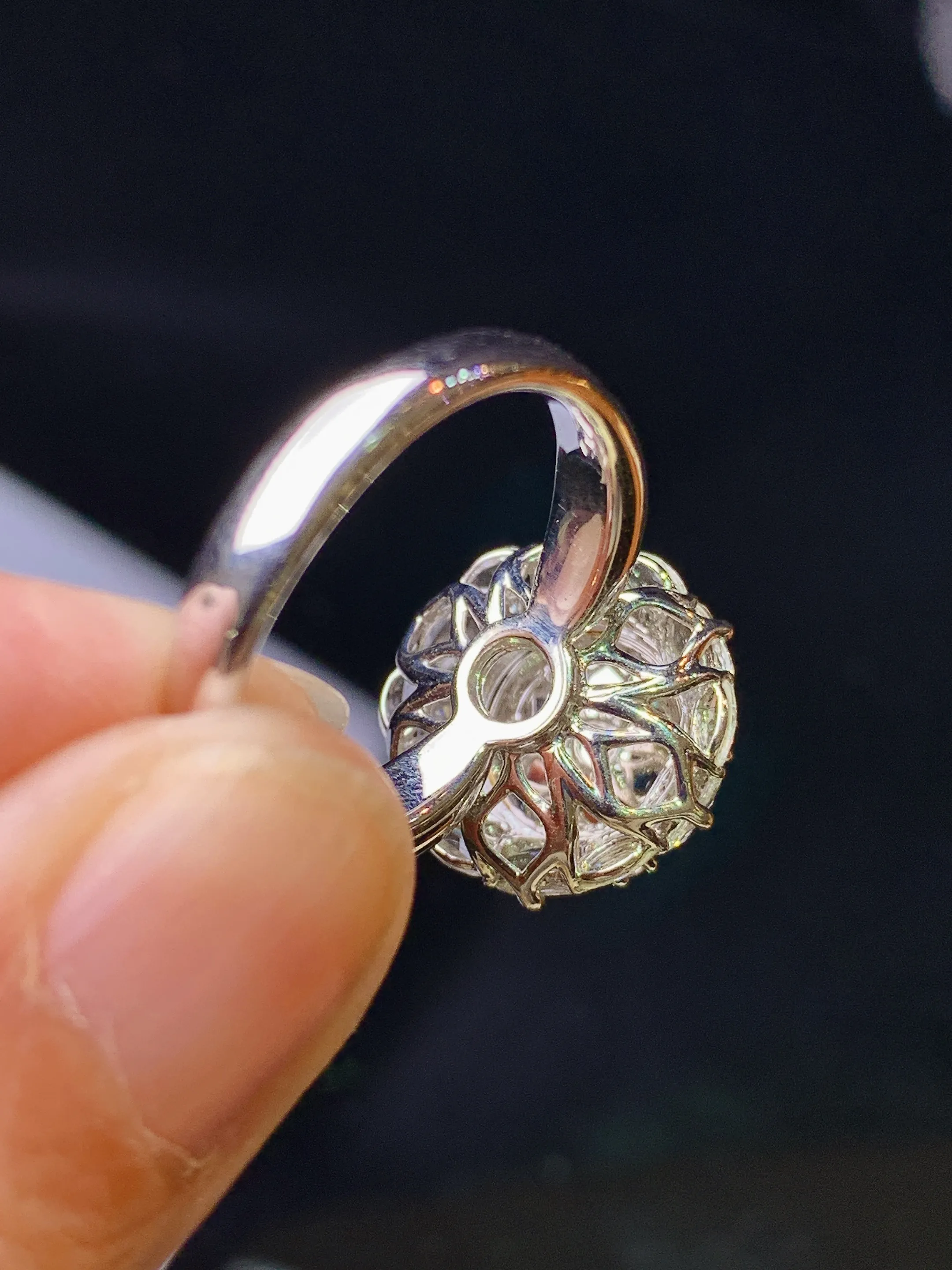 18k金钻镶嵌满绿蛋面戒指 玉质细腻 色泽艳丽清新 圈口14 整体尺寸15*14*12.3