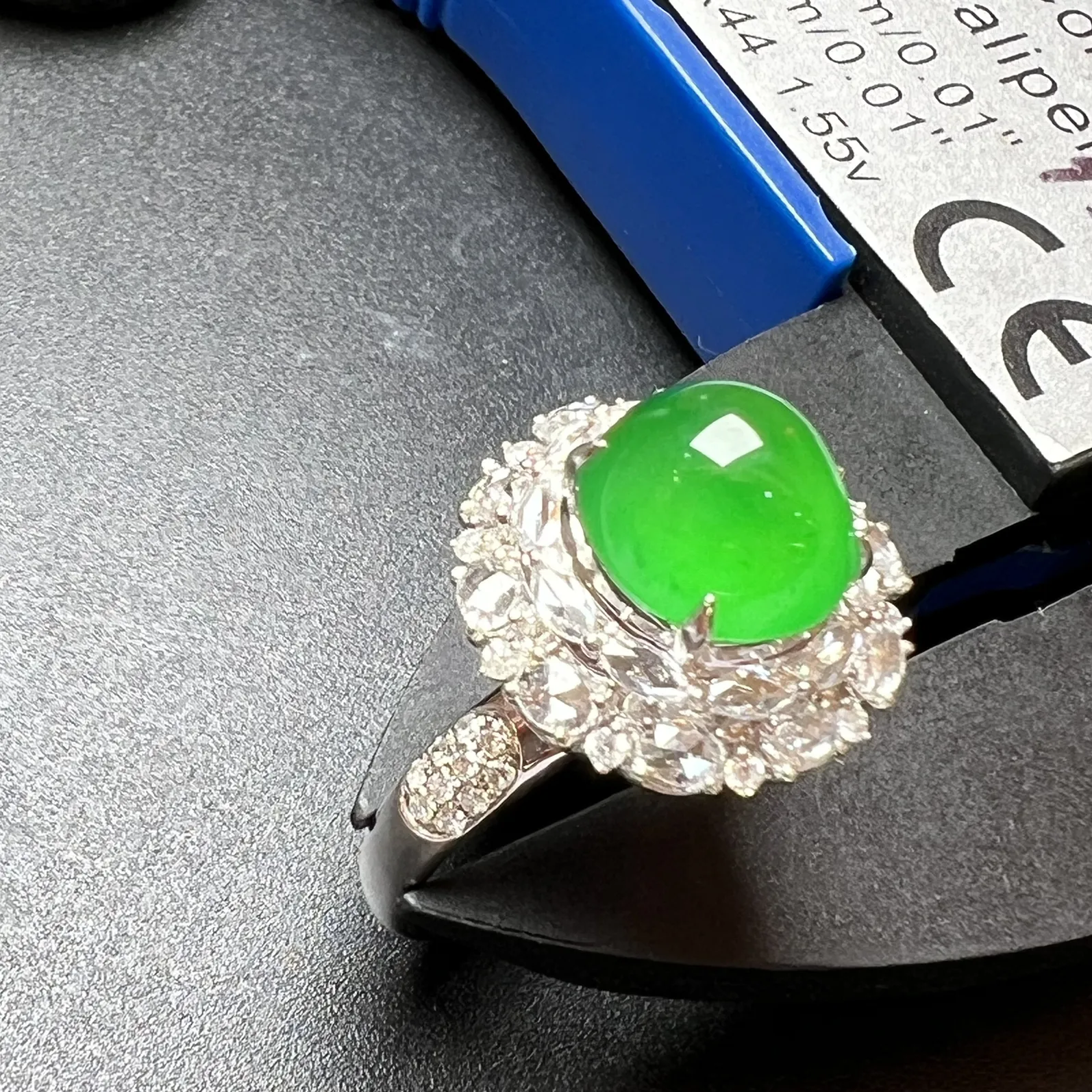 老坑辣绿戒指种起光，饱满，整体尺寸16.3*15.9*15.1裸石尺寸9.6*9*6.3