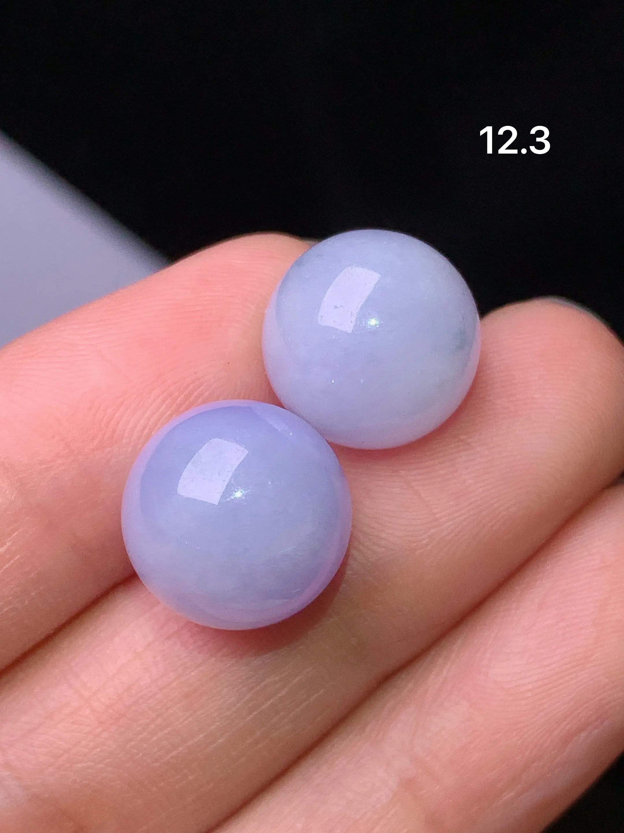淡紫罗兰圆珠一对 玉质细腻 色泽艳丽清新 整体尺寸12.3