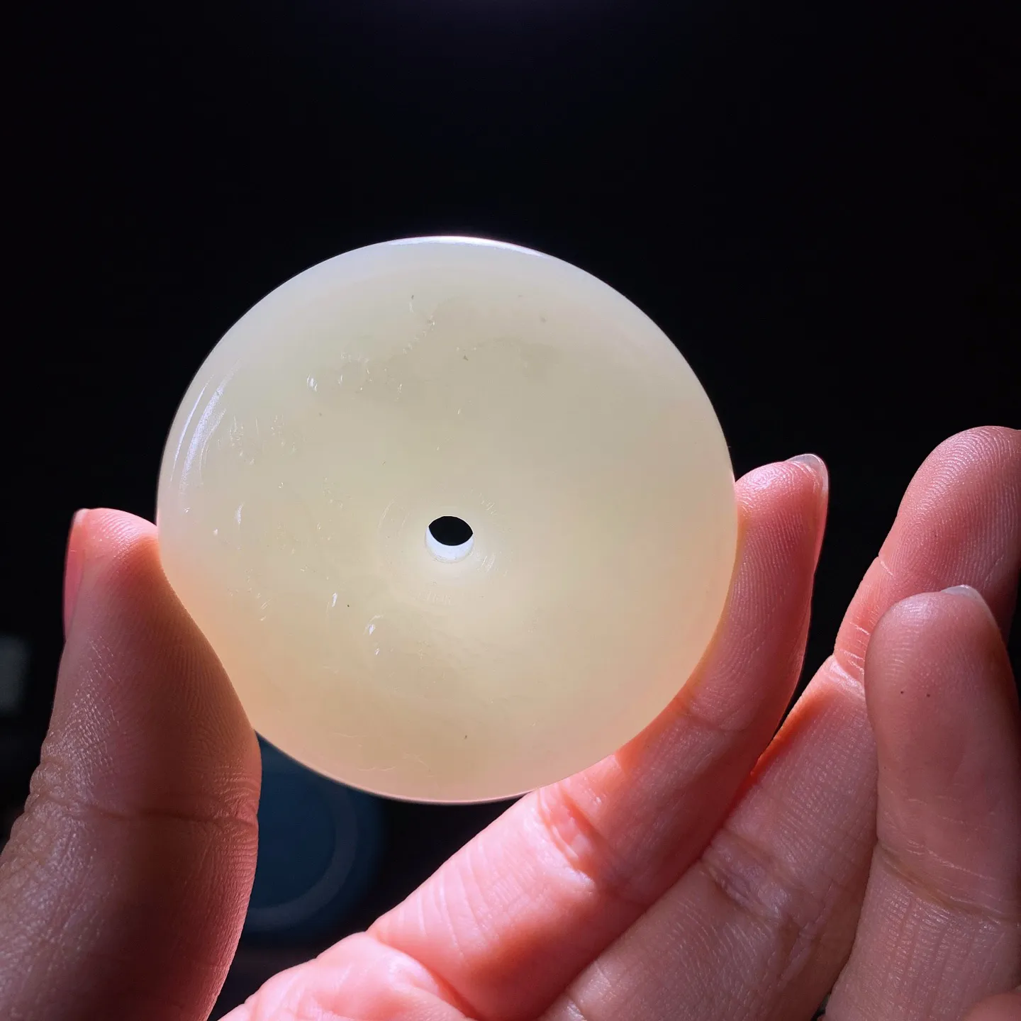 和田玉白玉花开富贵平安扣挂件 尺寸50/10重48克。玉质细腻油润。手推出油品相大气。250109