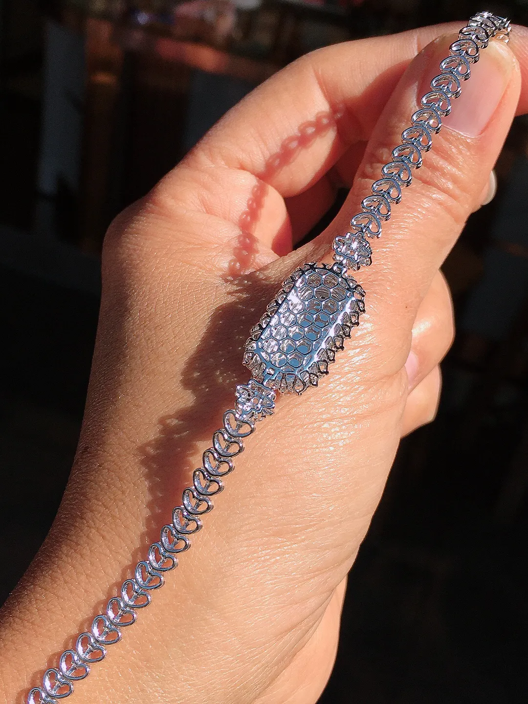 阳绿无事牌手链，色泽均匀艳丽，玉质细腻，荧光感超
强，饱满圆润，尽显优雅气质，18k
金豪华镶嵌