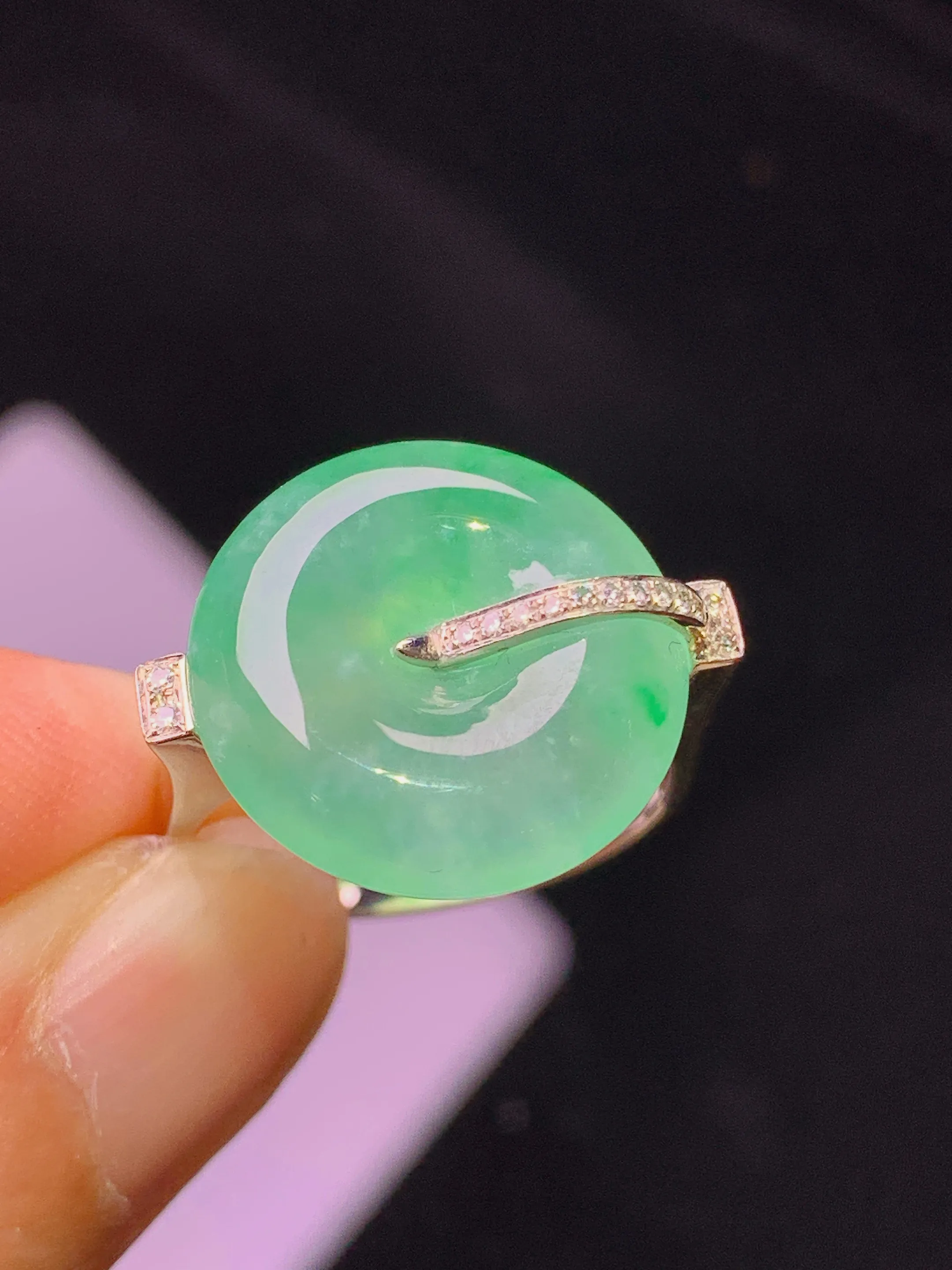 18k金钻镶嵌翠绿平安扣戒指 玉质细腻 色泽艳丽清新 圈口14.5 整体尺寸15.8*5.2